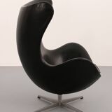 The Egg Chair – Arne Jacobsen, Denmark, 1960 – Black Leather by Fritz Hansen