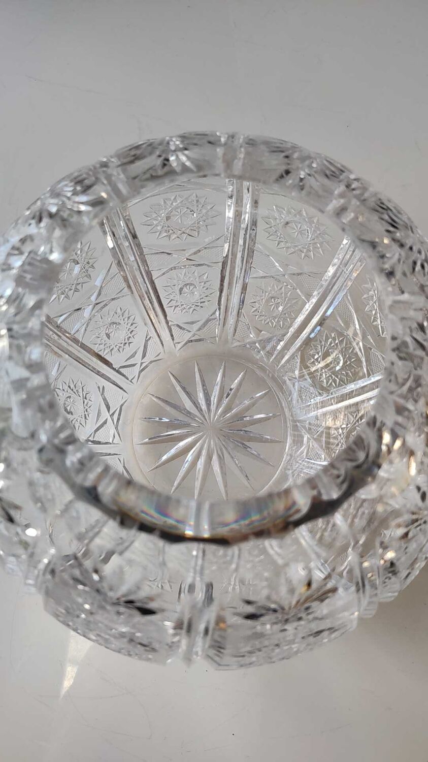 Vase shaped ball in carved Bohemian crystal. Star motifs, diamond braces, hardwoods. Diam 16 cm