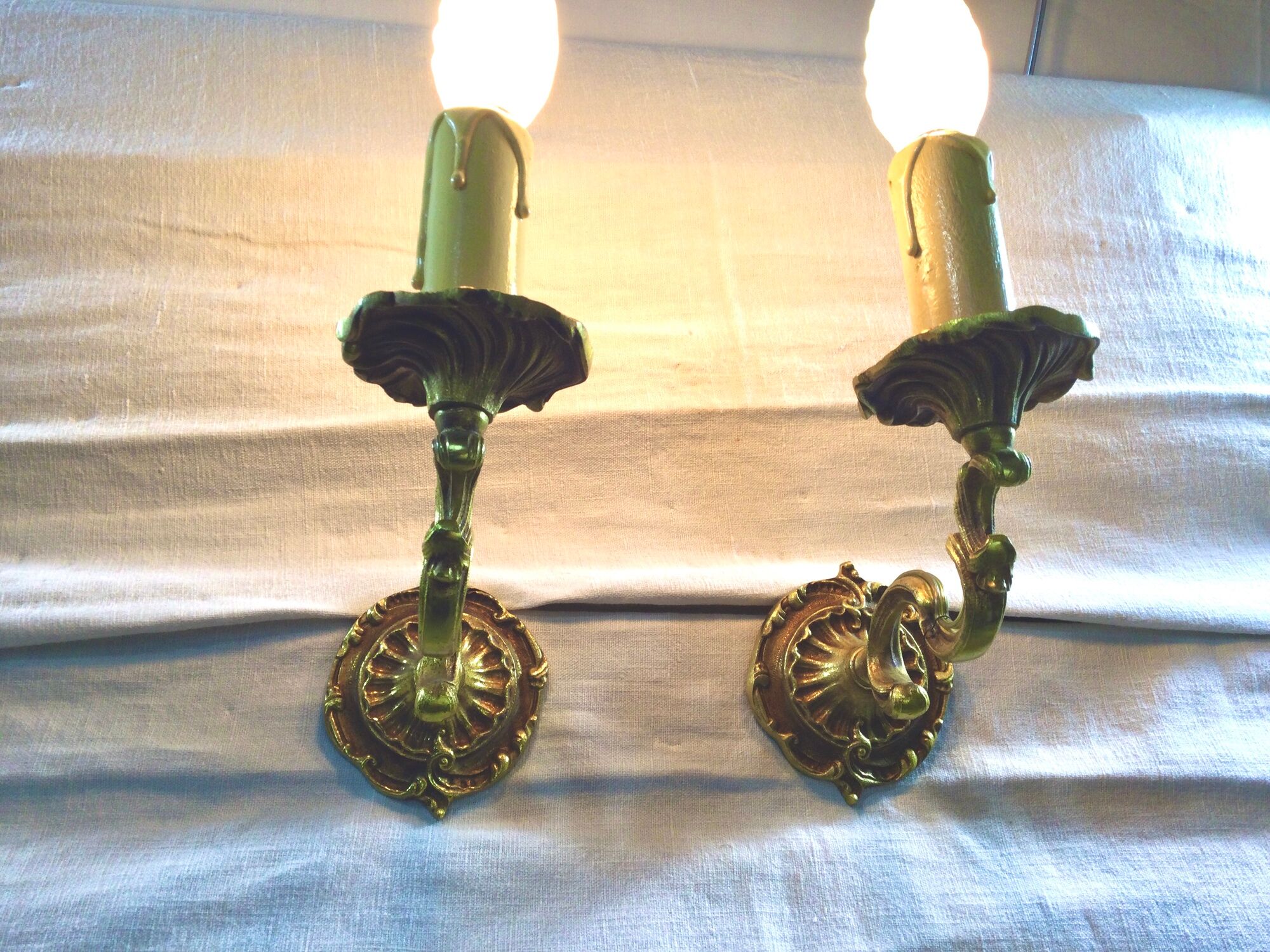 Paire d'appliques 1 lumière en bronze style Louis XV