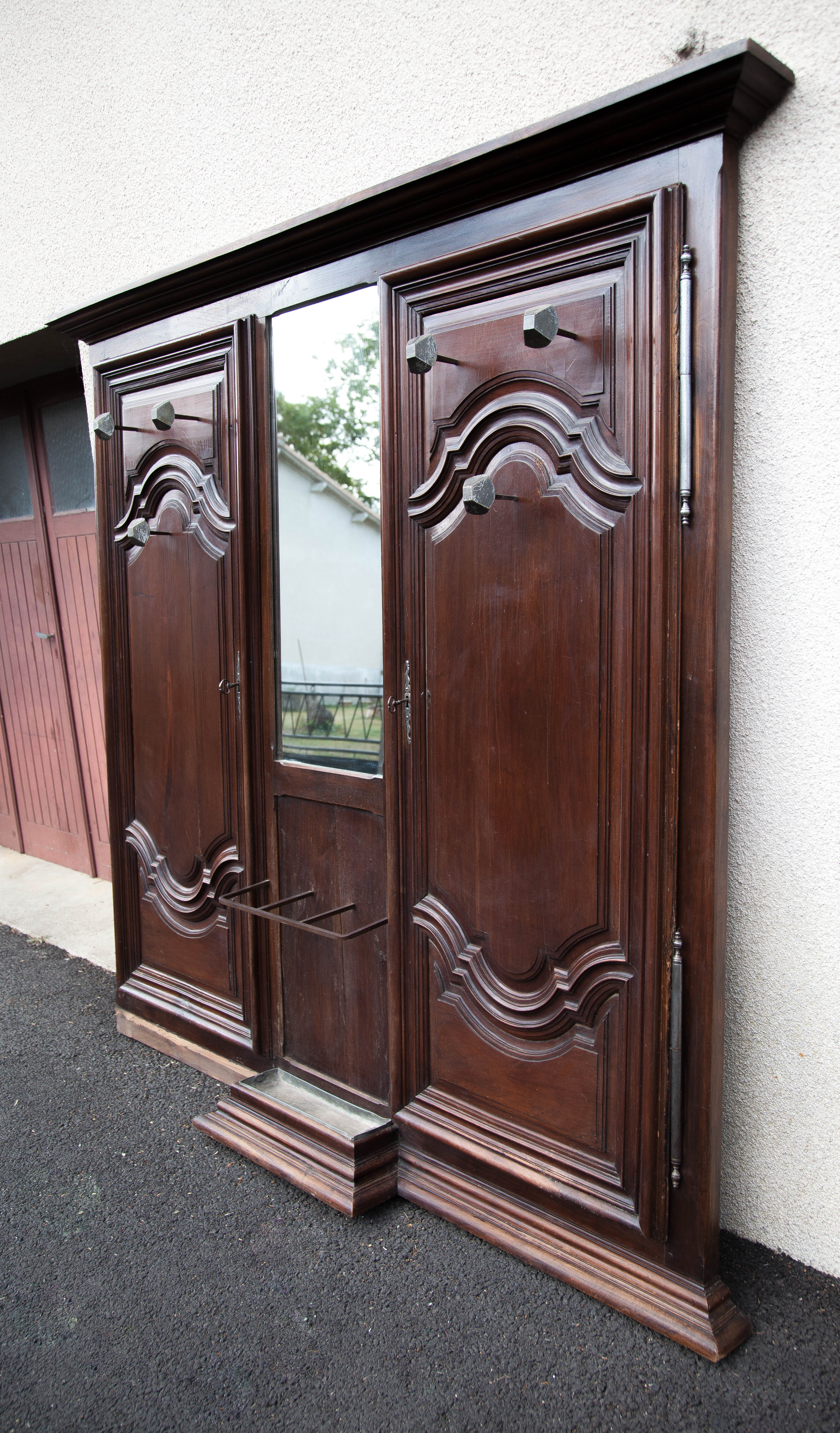 Grand vestiaire porte-manteau en bois 2 portes ancien