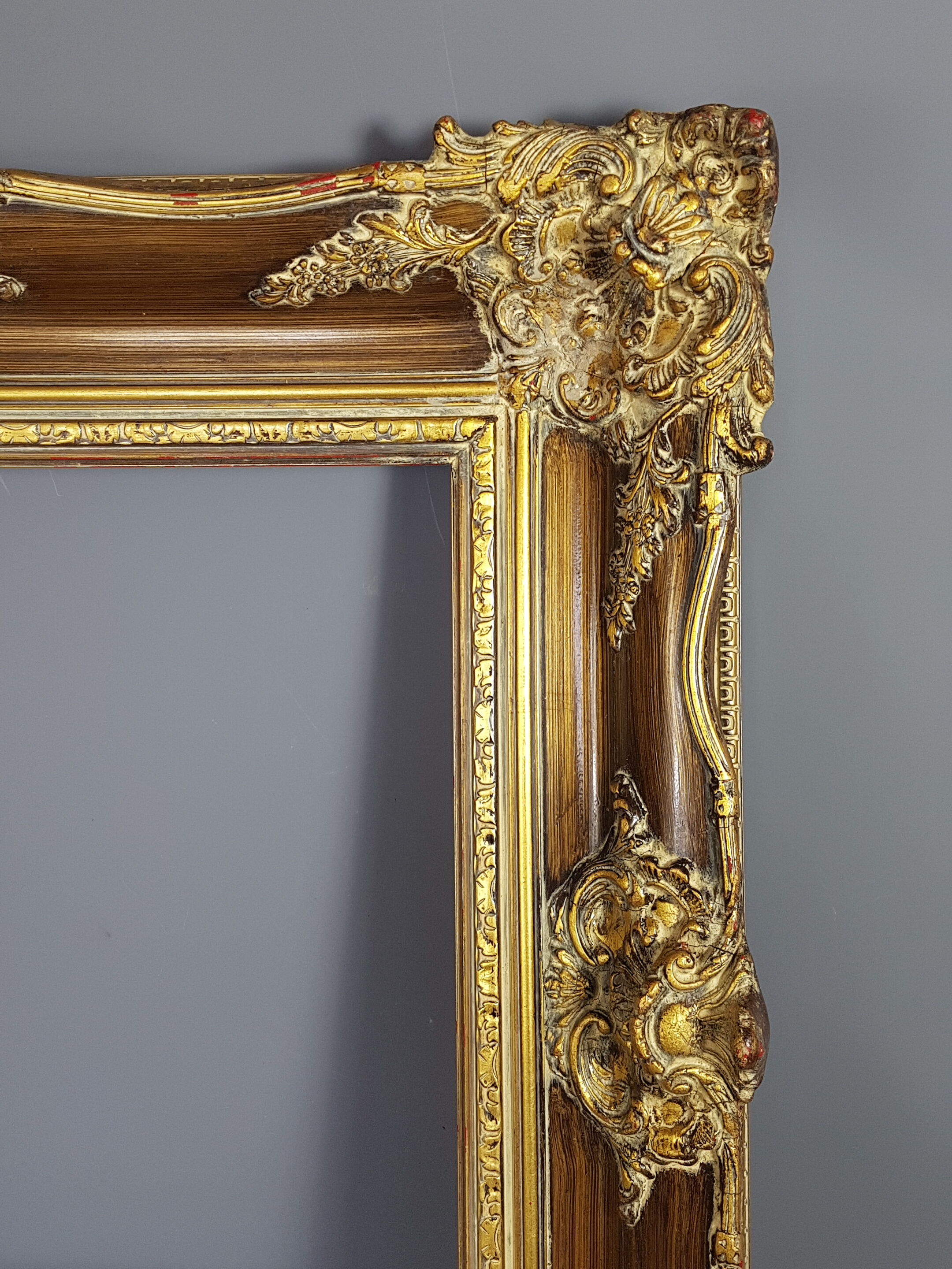 Large frame Louis XV style wood and gilded stucco patinated 78x69 cm, leaf: 55.5x46.5 cm