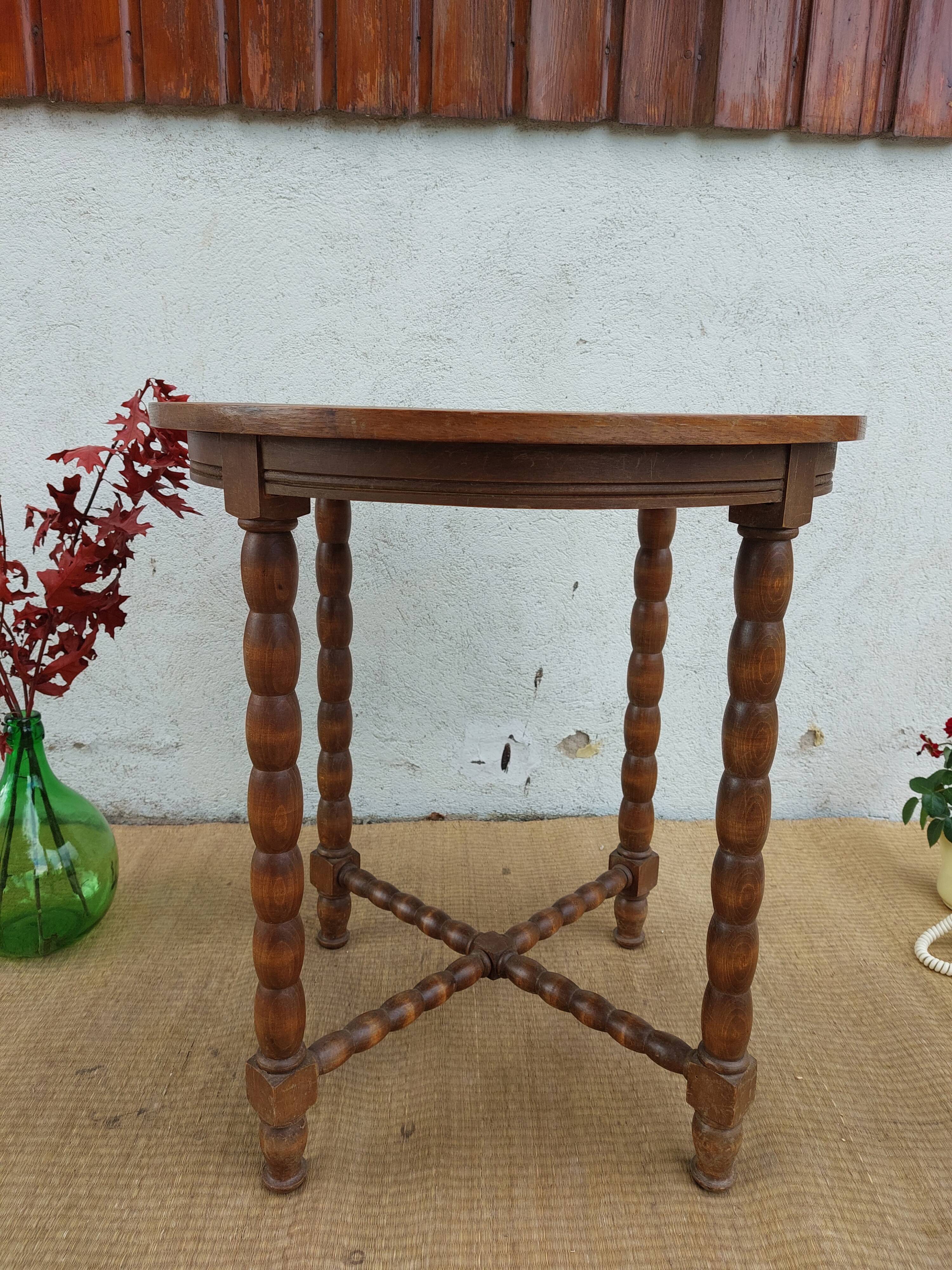 Round table, turned wooden legs