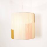 Suspension en fil de coton ecru, rose et camel.