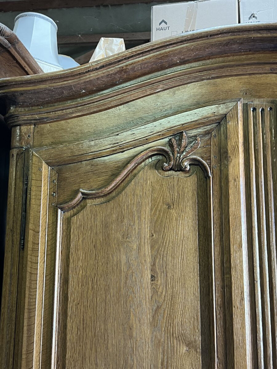 Norman Cauchoise wardrobe in medium oak, carved from the 19th century with a gendarme hat top.