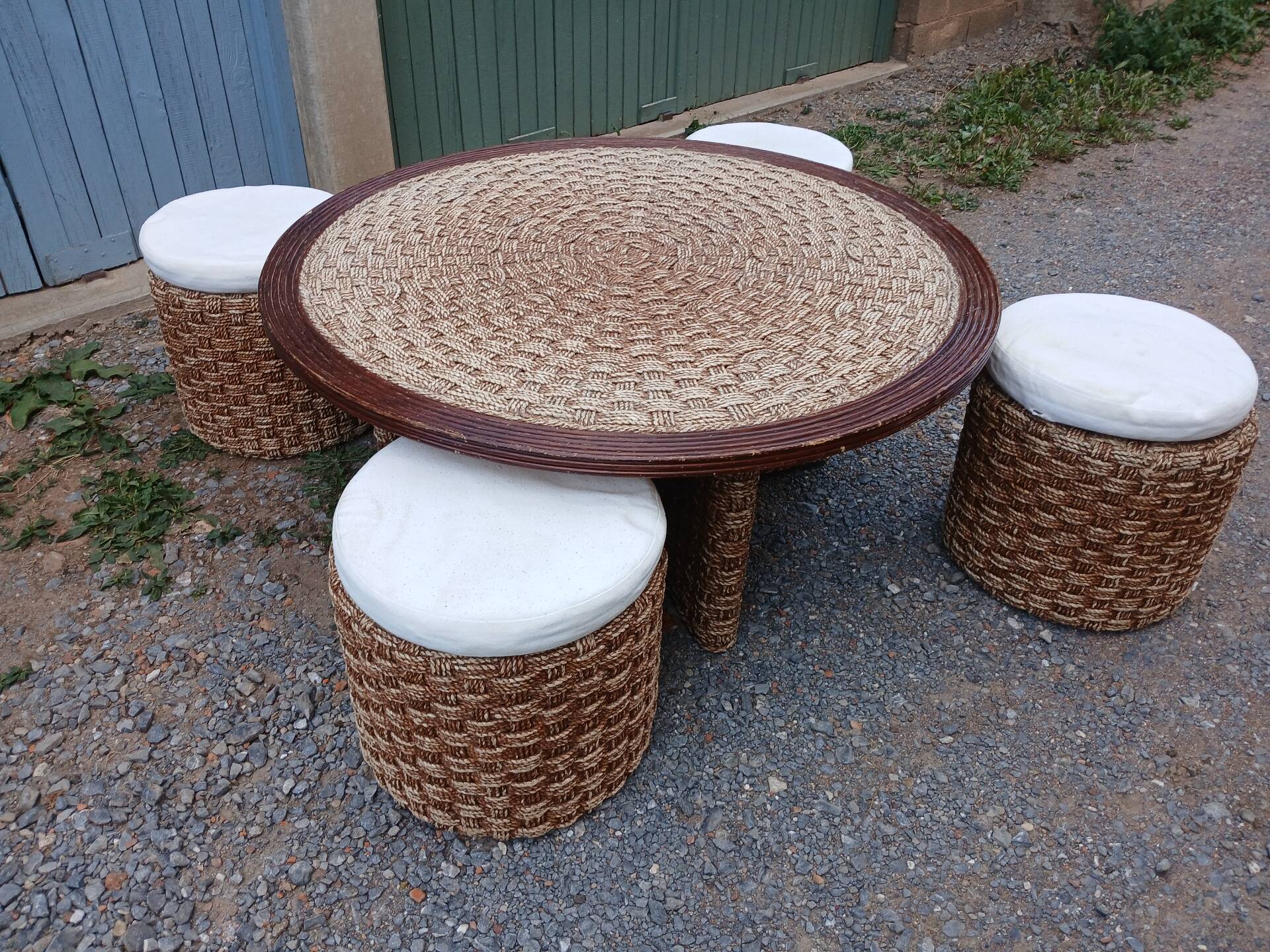 Vintage coffee table + 4 poufs