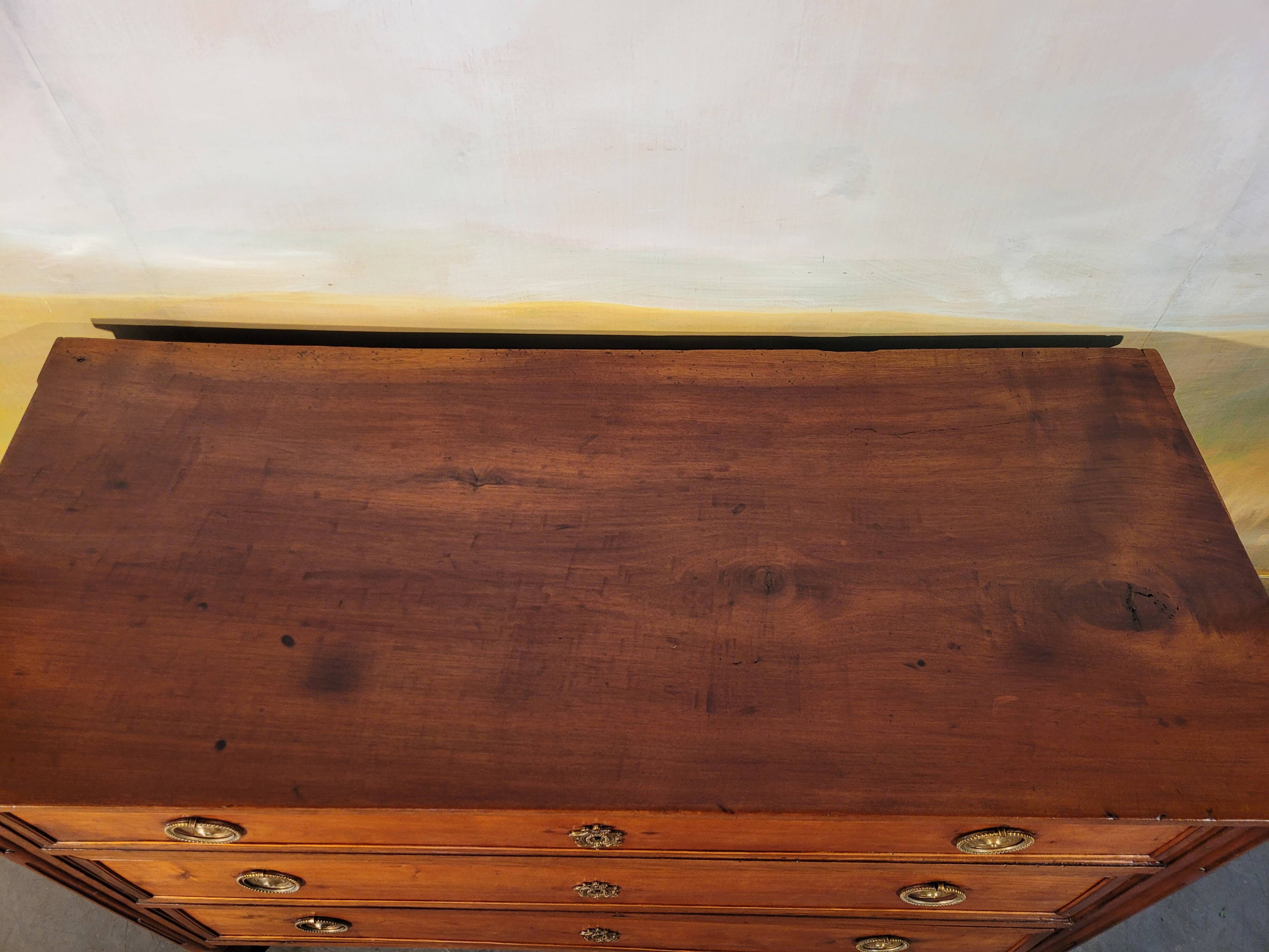 Petite commode époque Louis XVI en merisier