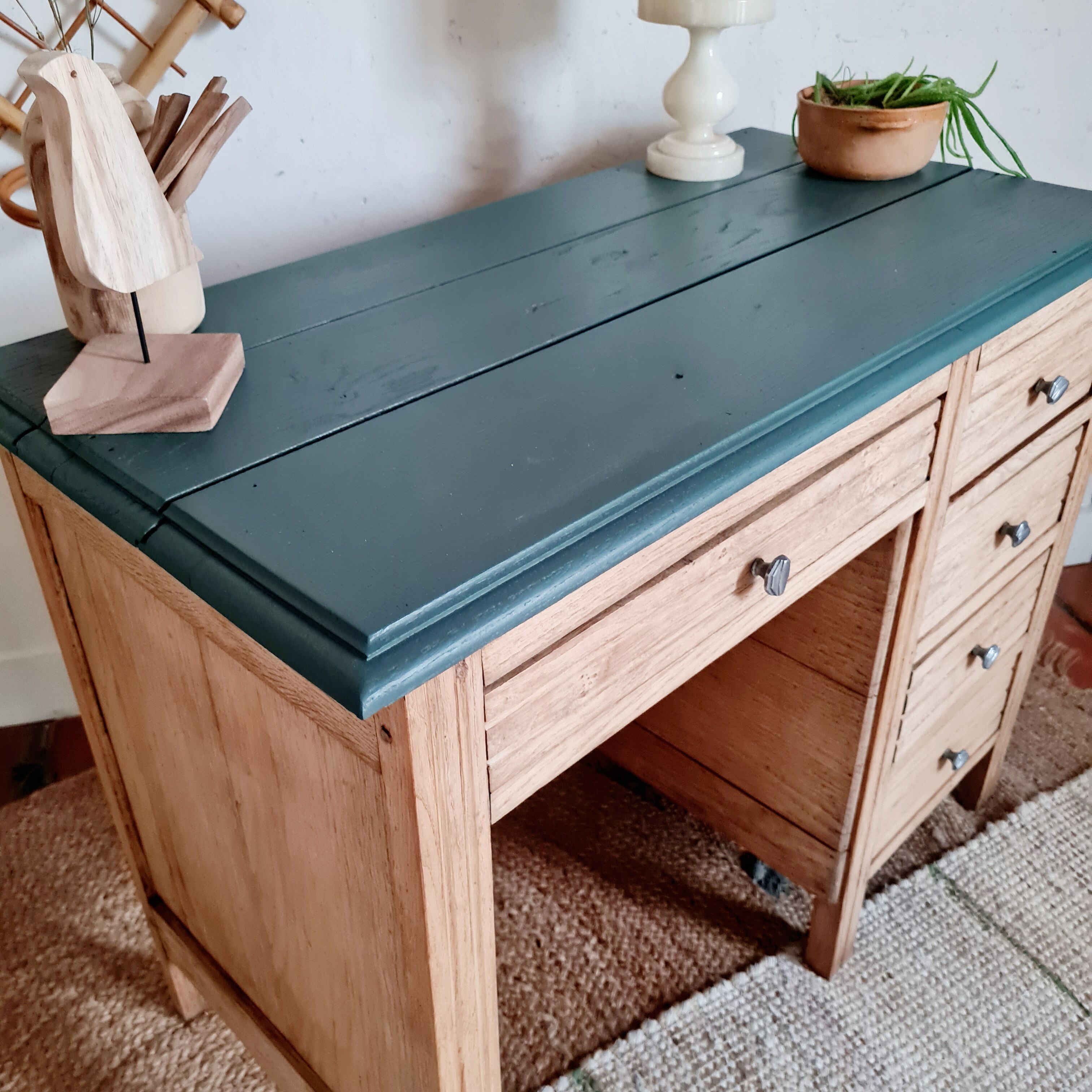 Bureau ancien en bois plateau vert et tiroirs