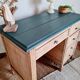 Bureau ancien en bois plateau vert et tiroirs