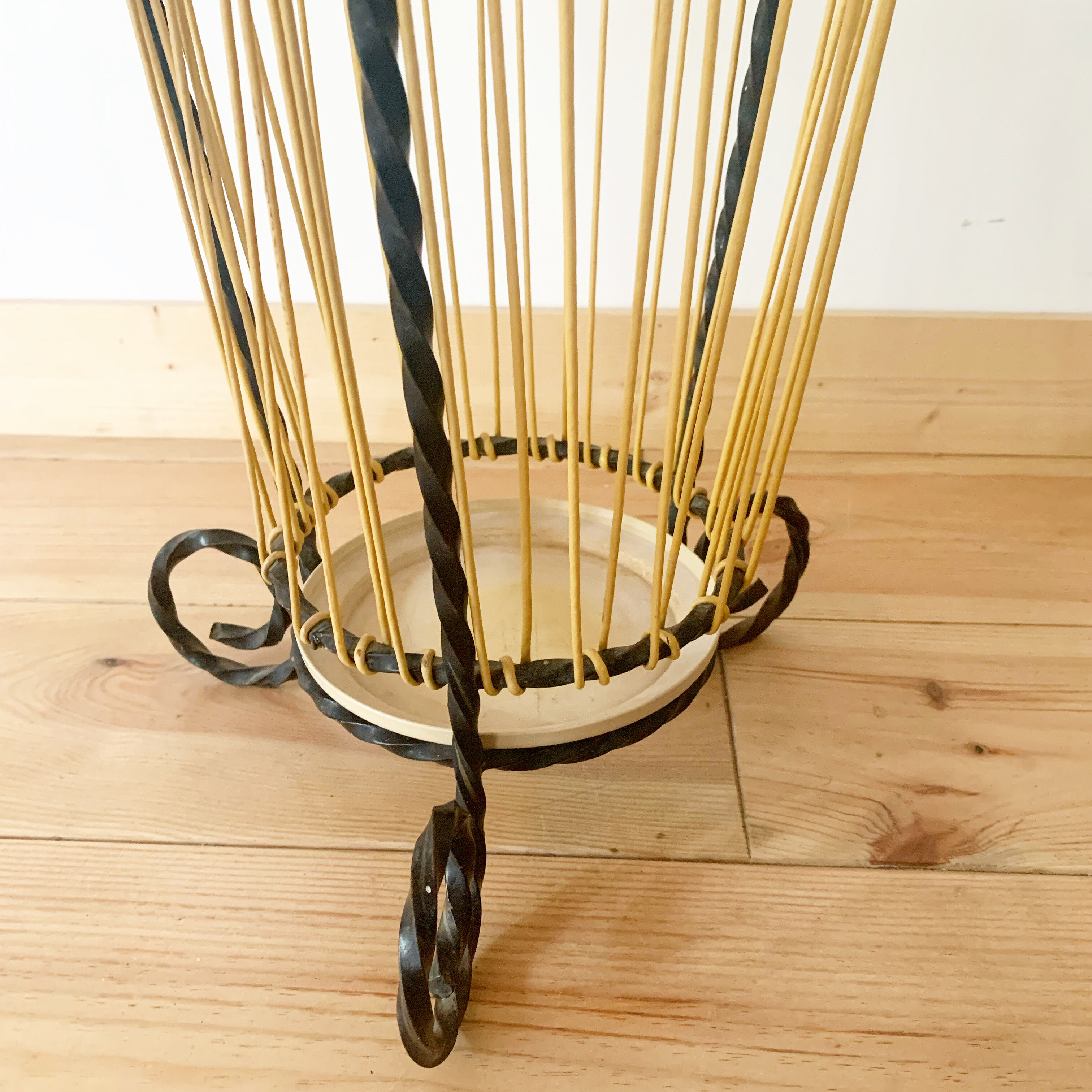 Wrought iron umbrella holder and scoubidou wires