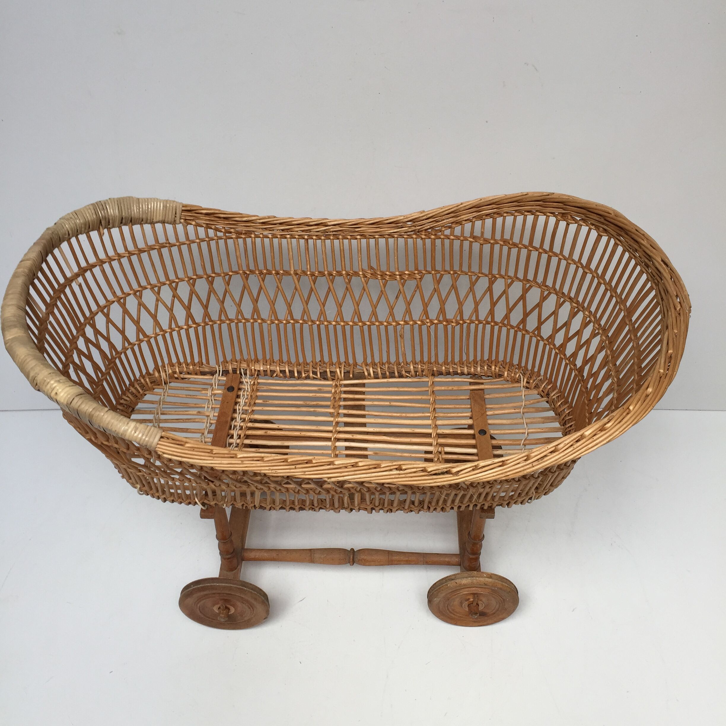 Lit bébé berceau rotin vintage
