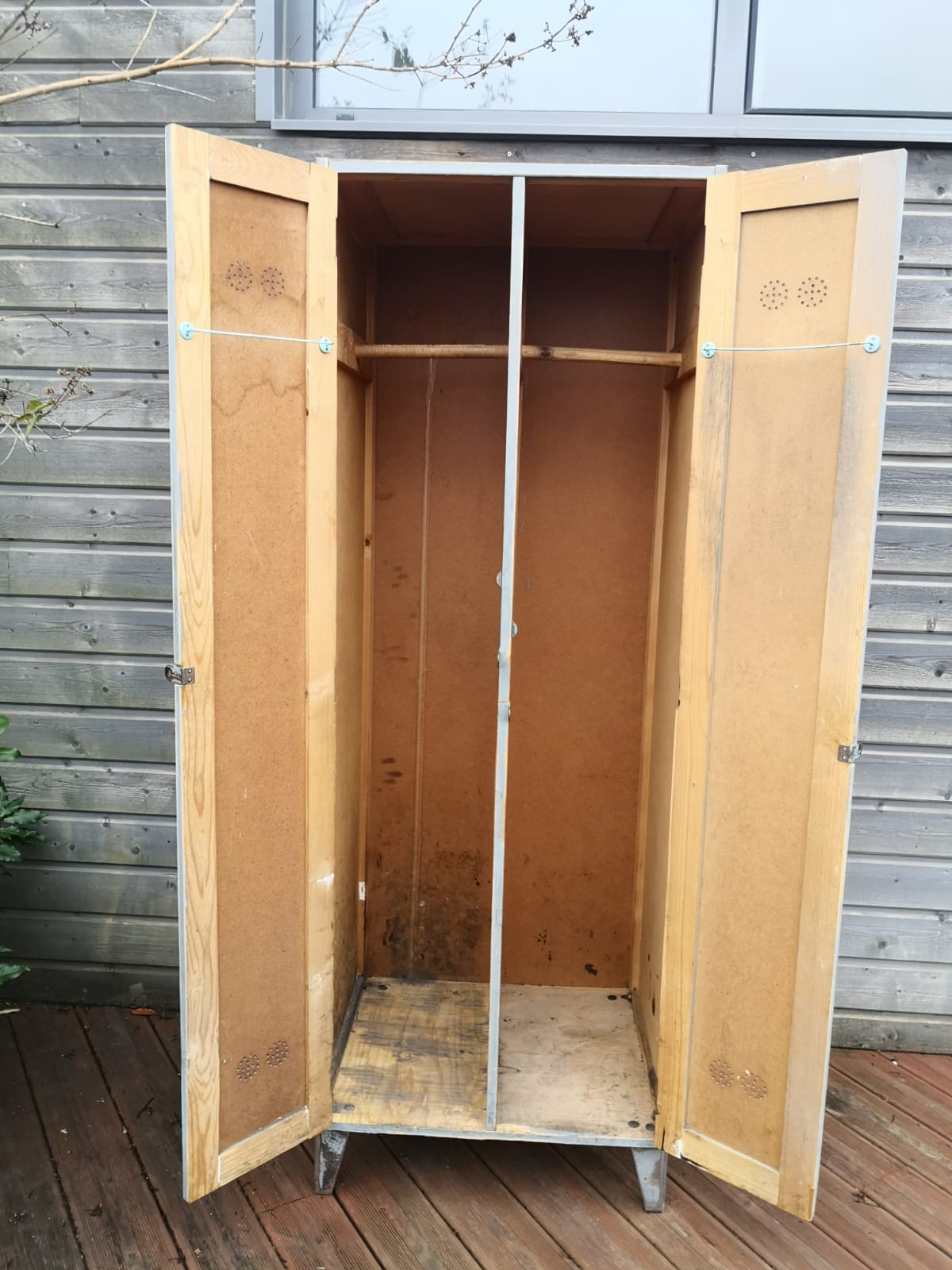 Vestiaire industriel vintage en bois