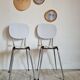 Paire de chaises en formica blanc et rayures