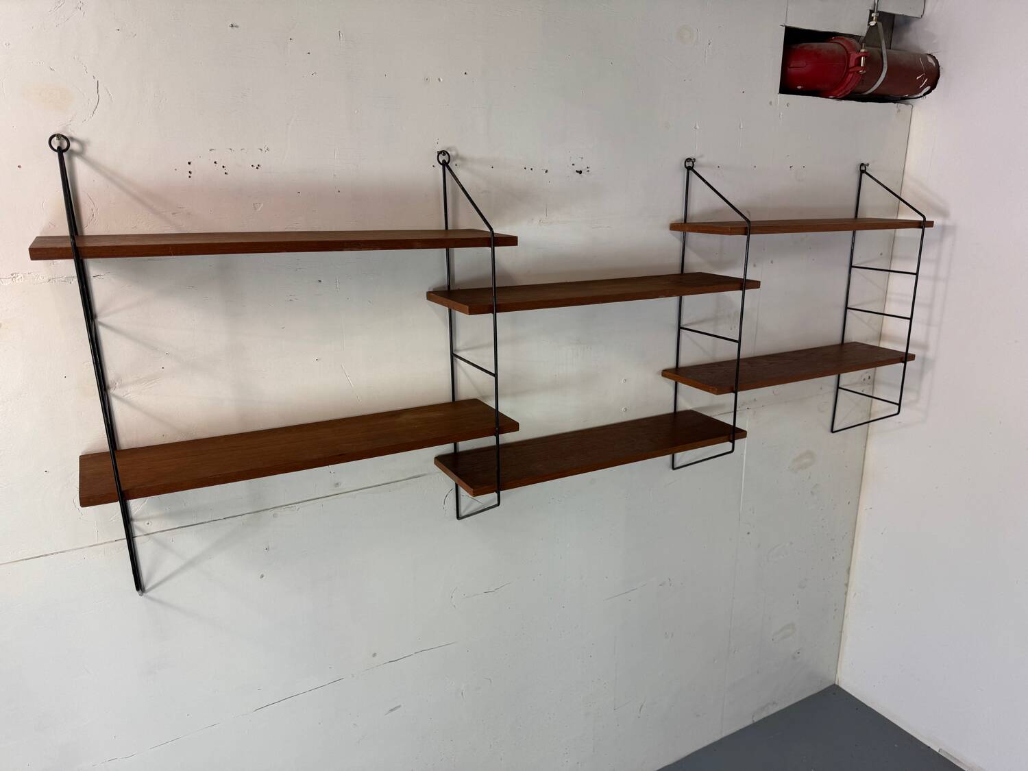 Système mural en teck et acier de style moderniste du milieu du siècle, années 1950