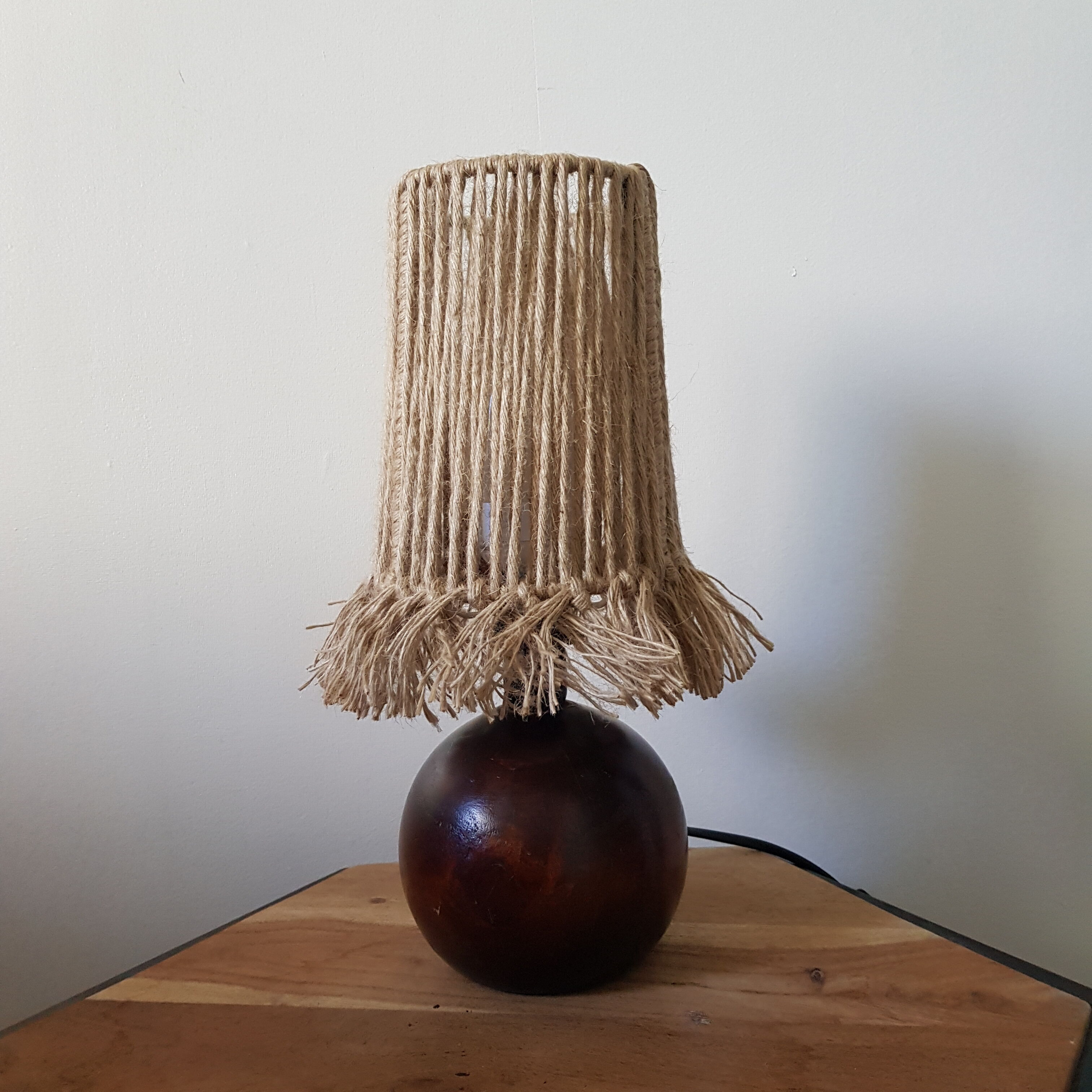 Lamp made of upcycled jute wire