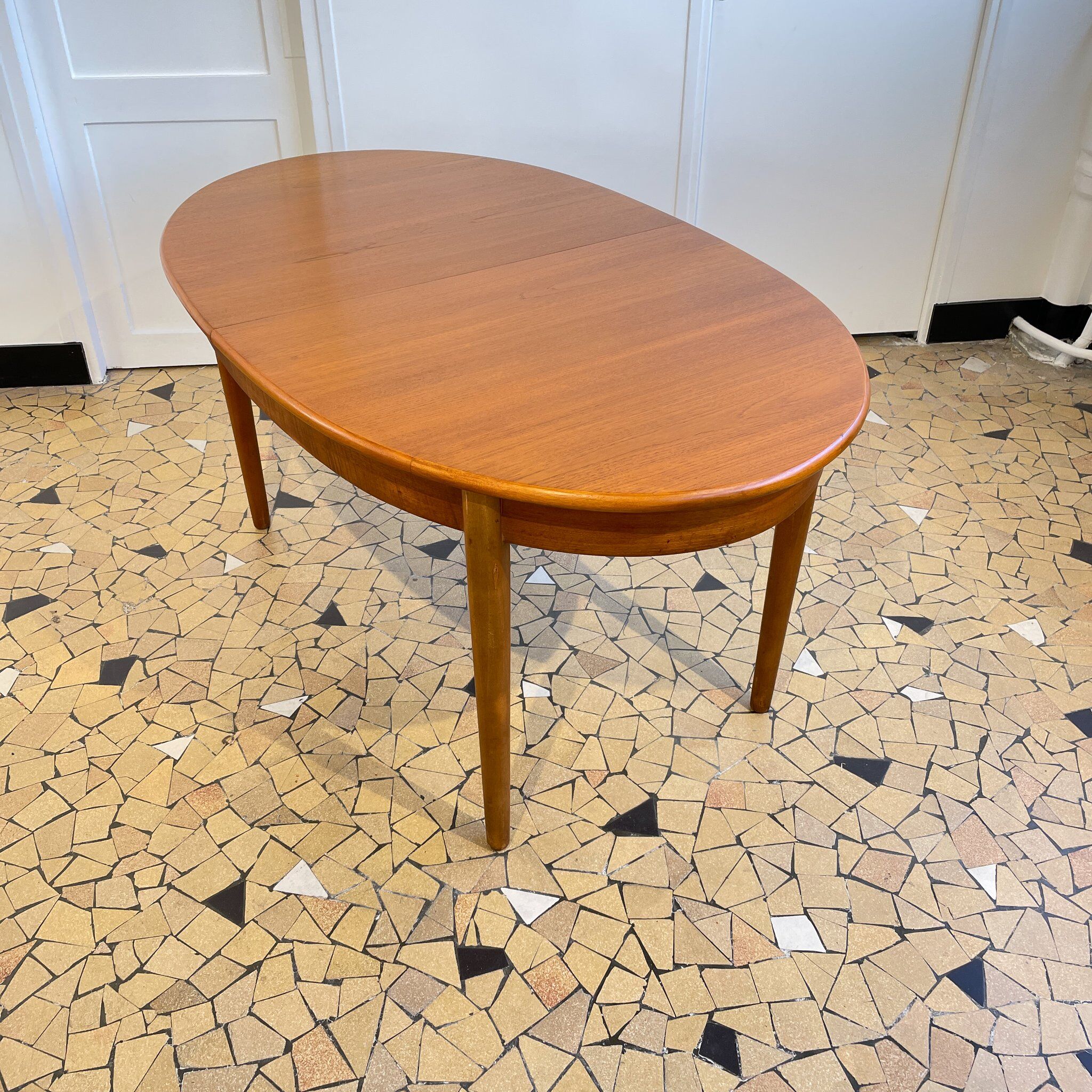 Oval table with butterfly extensions