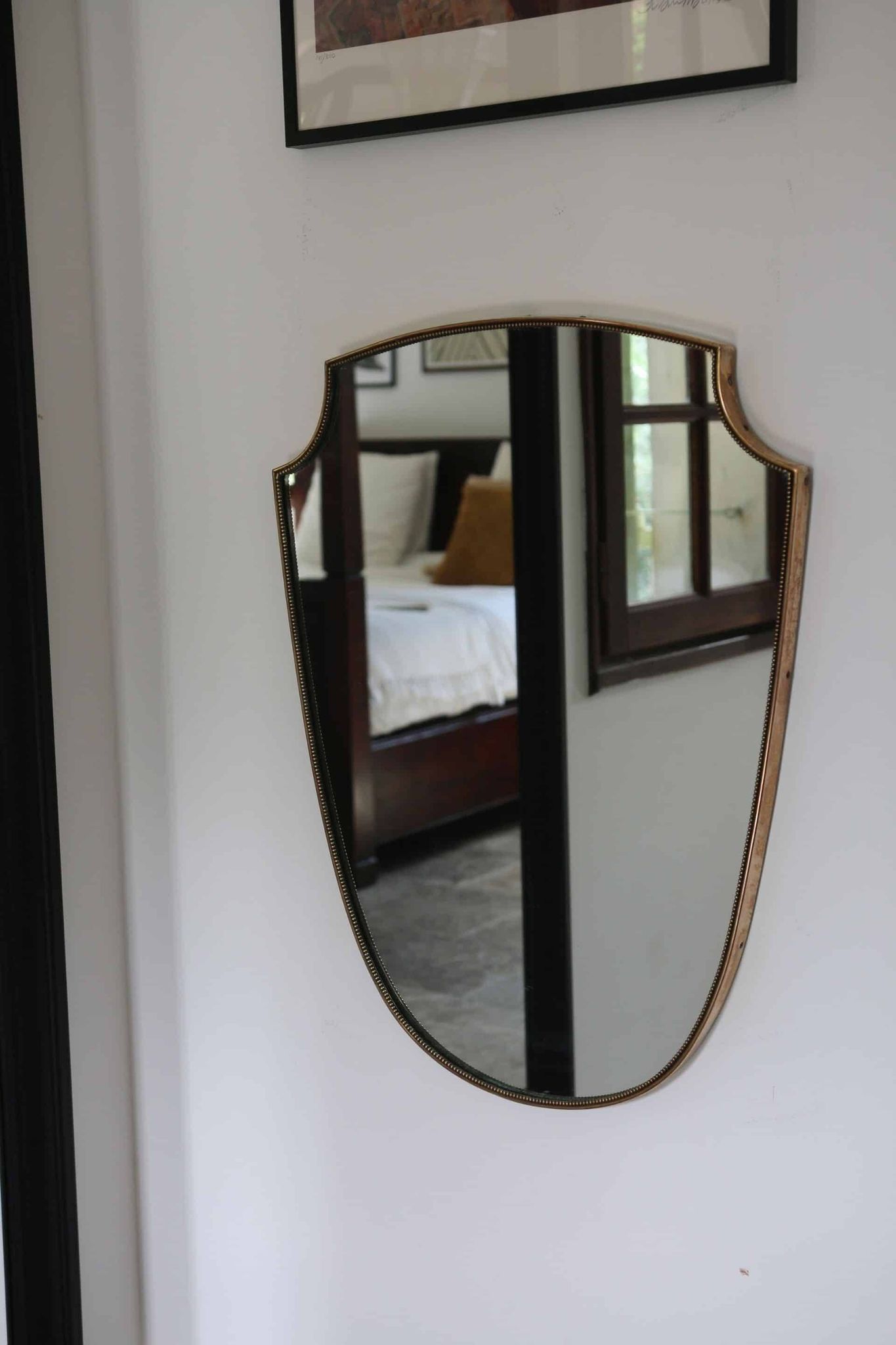 Miroir écusson en laiton à frise perlée de style italien