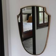 Miroir écusson en laiton à frise perlée de style italien