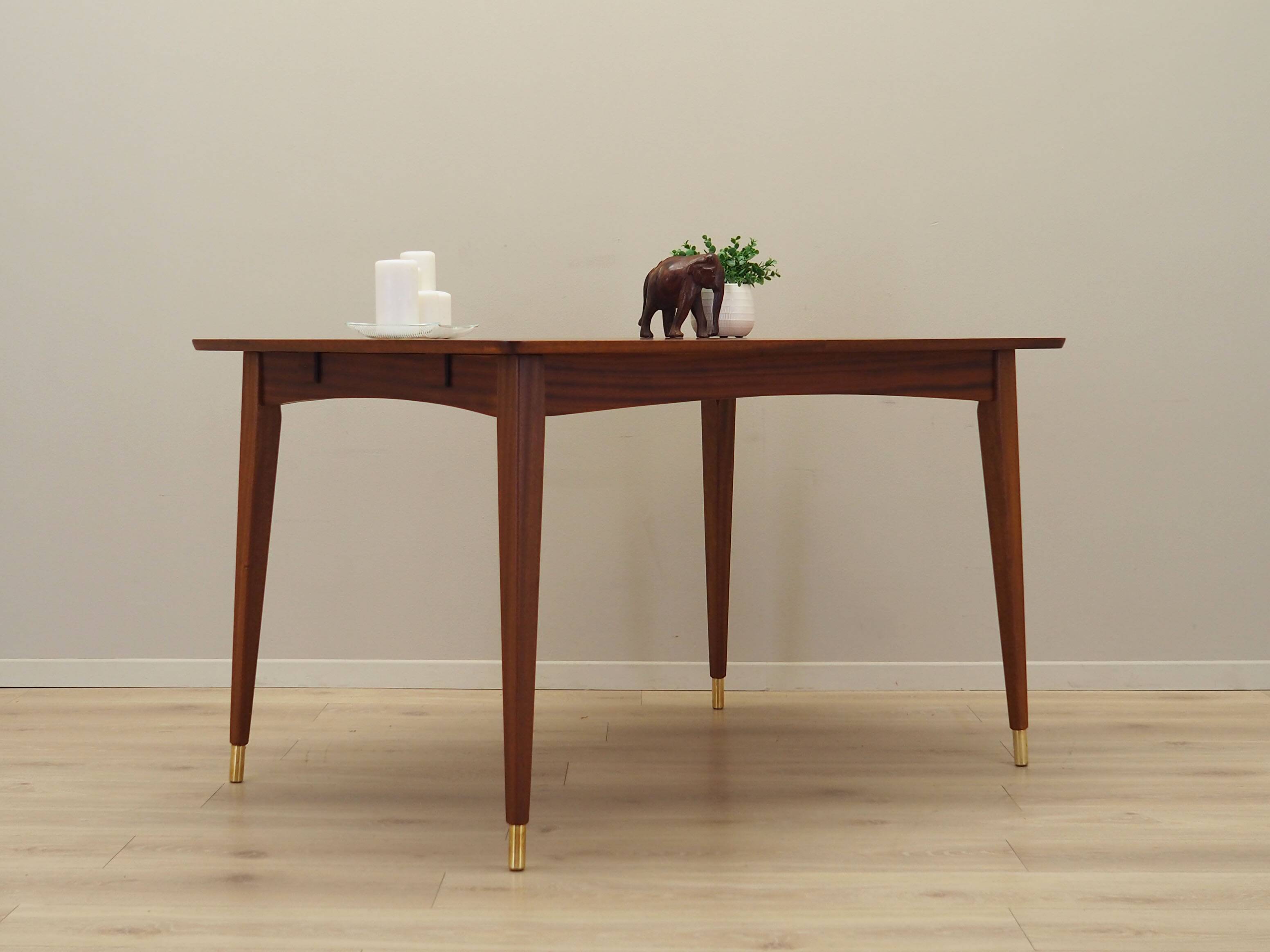 Table en acajou, design danois, années 1970, production : Danemark
