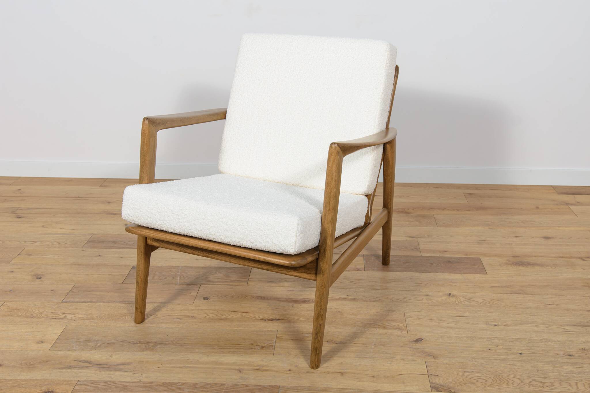 Mid-Century Model 300-139 Armchair from Swarzędz Factory, 1960s