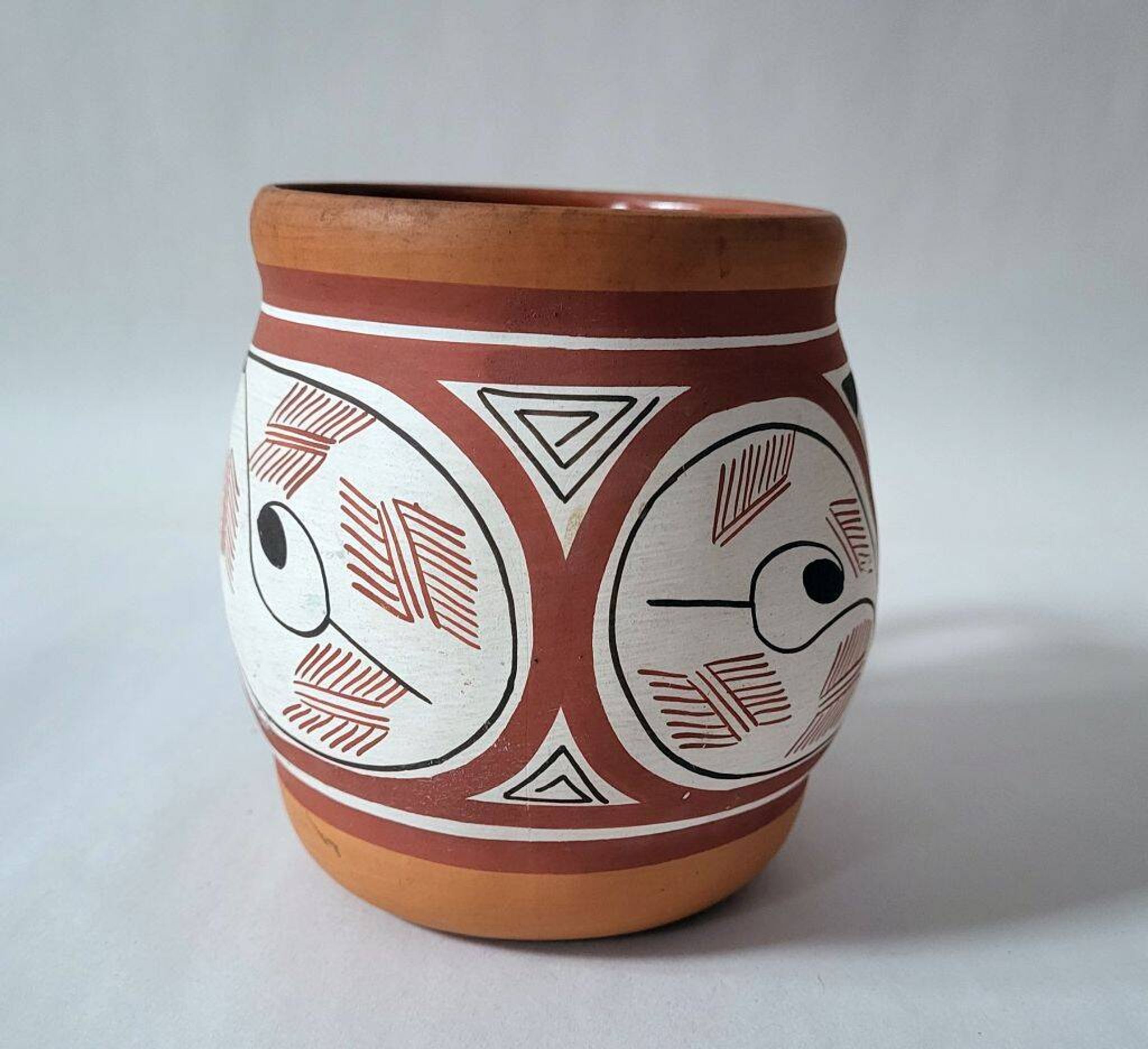 Pichet en céramique de poterie de studio signé