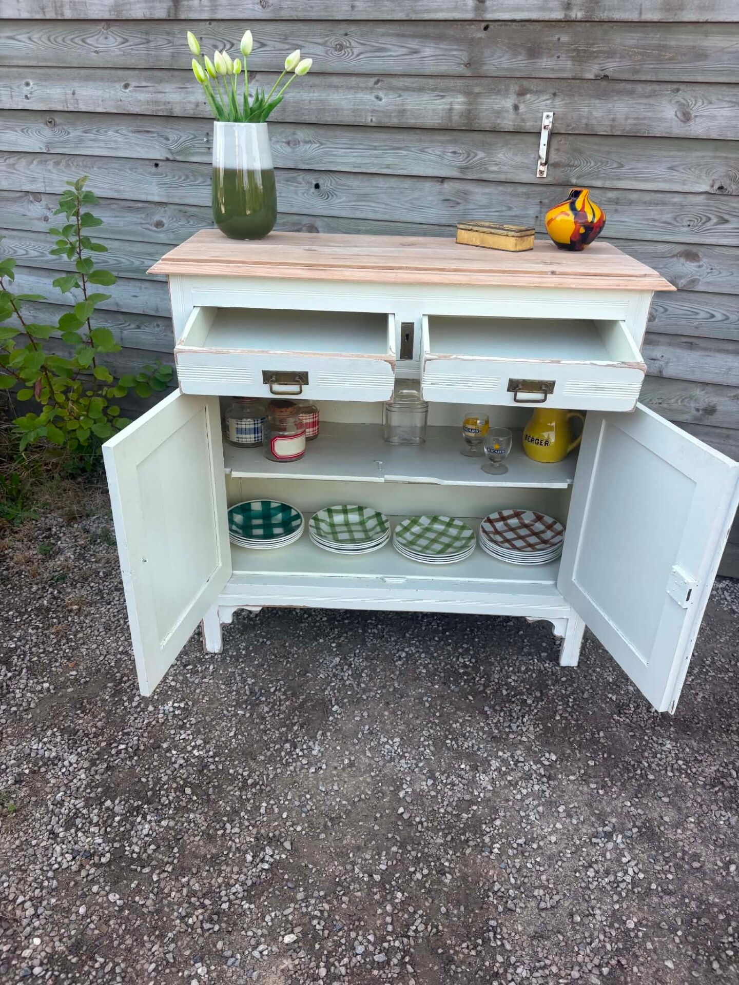 Old buffet revamped – chic vintage country style