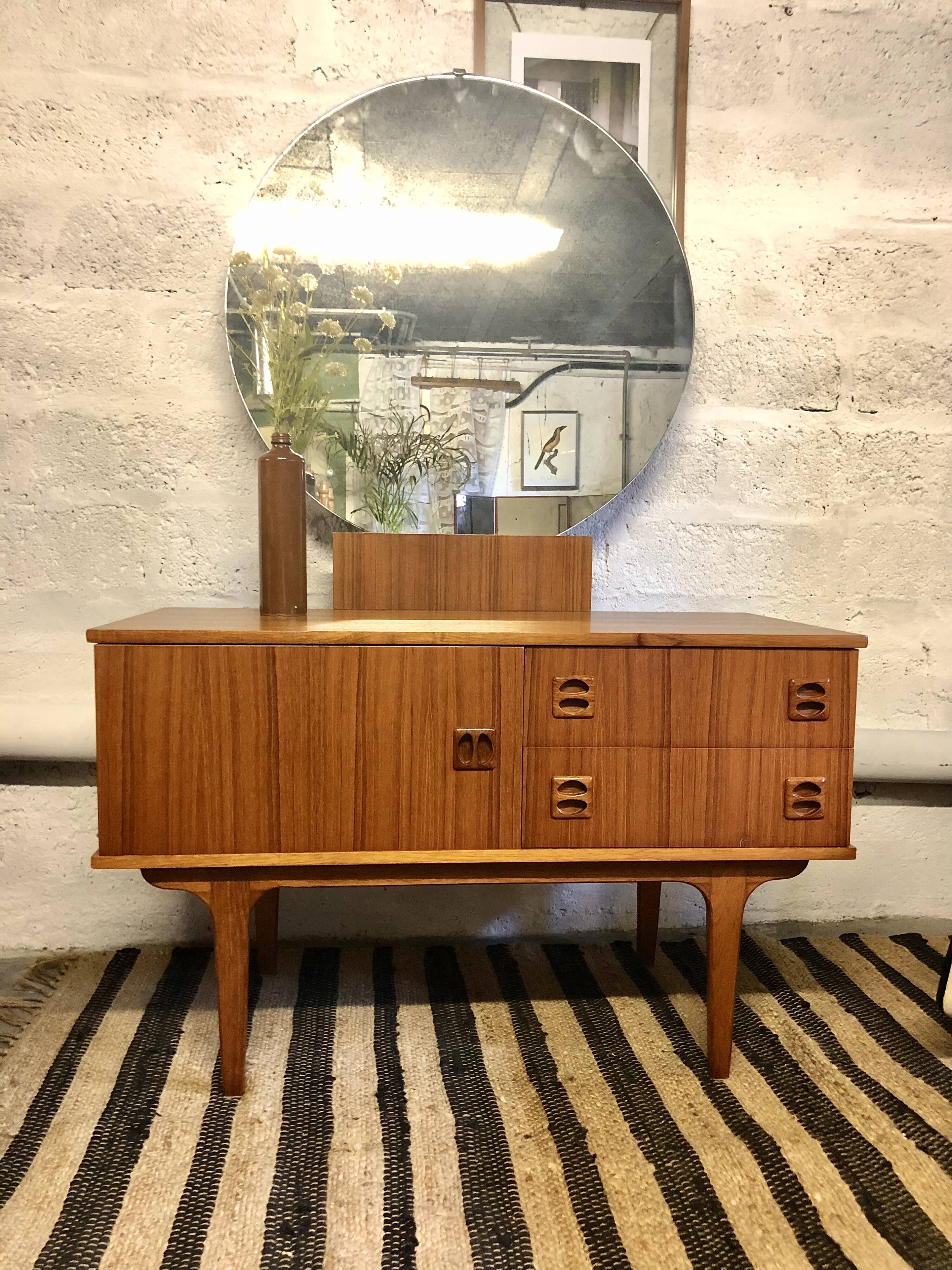 Scandinavian dressing table round mirror