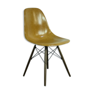 Chaise DSW de Charles et Ray Eames édition Herman Miller