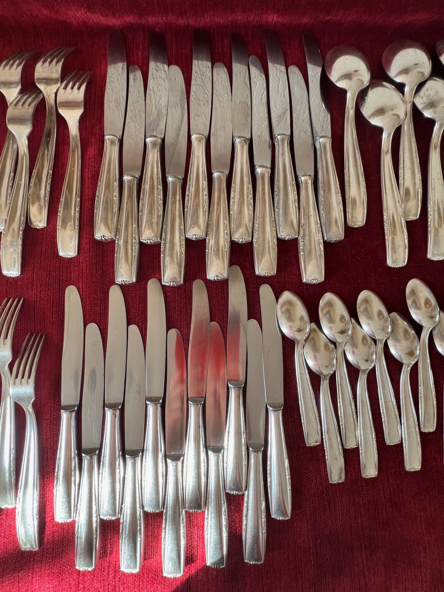 A cutlery set of 81 pieces.