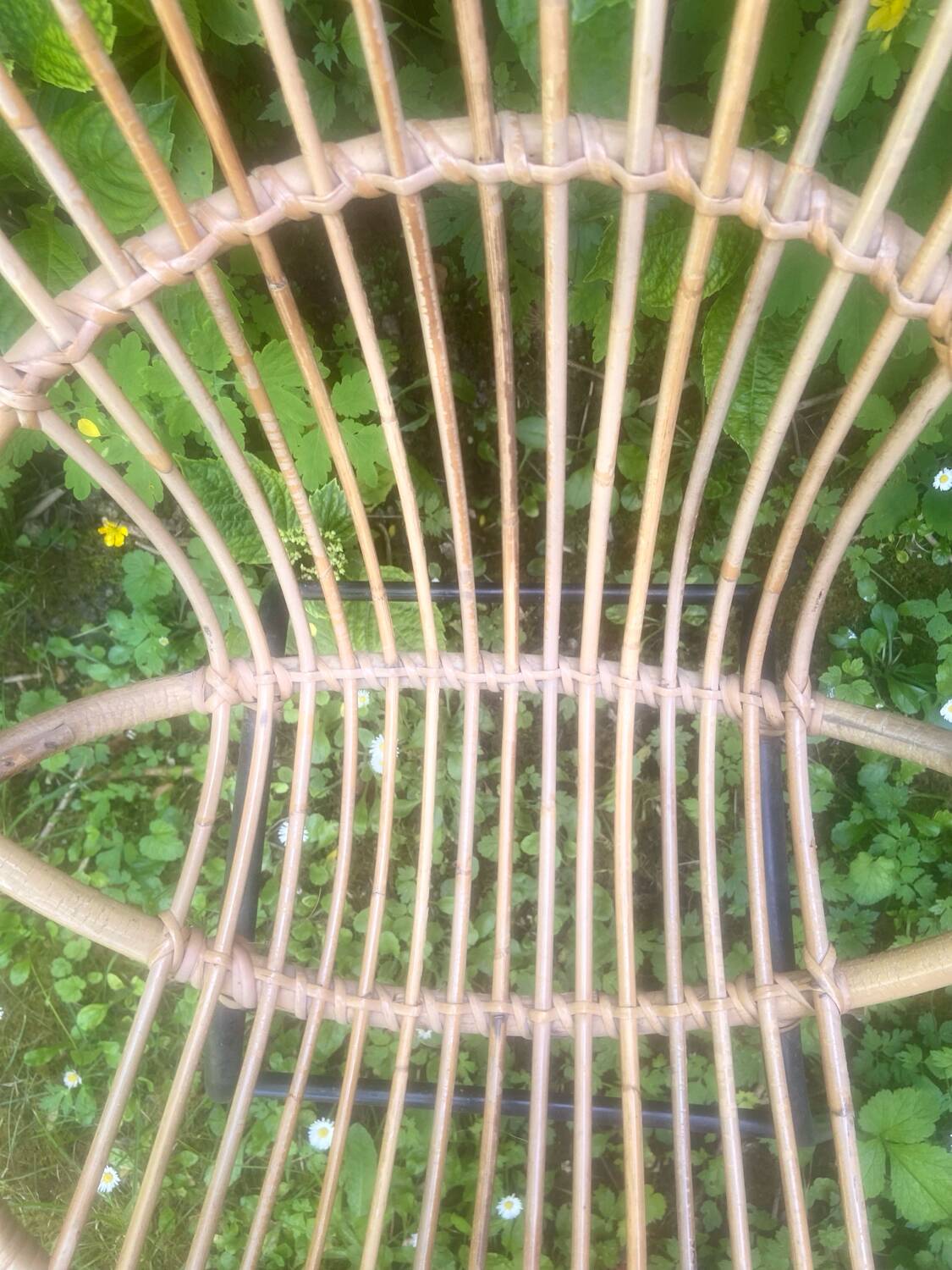 Fauteuil rotin - piétement acier noir - vintage