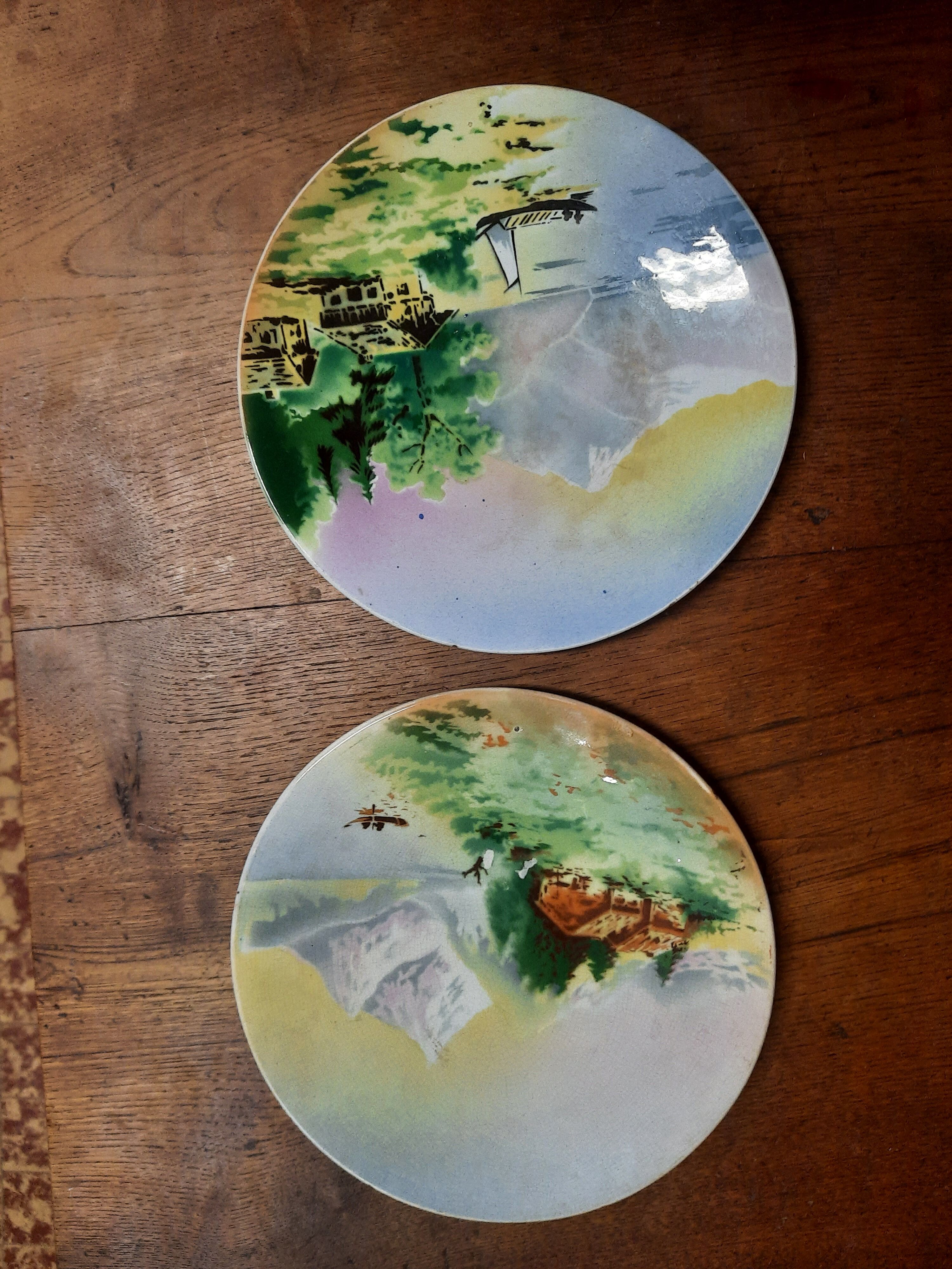 Deux assiettes murales