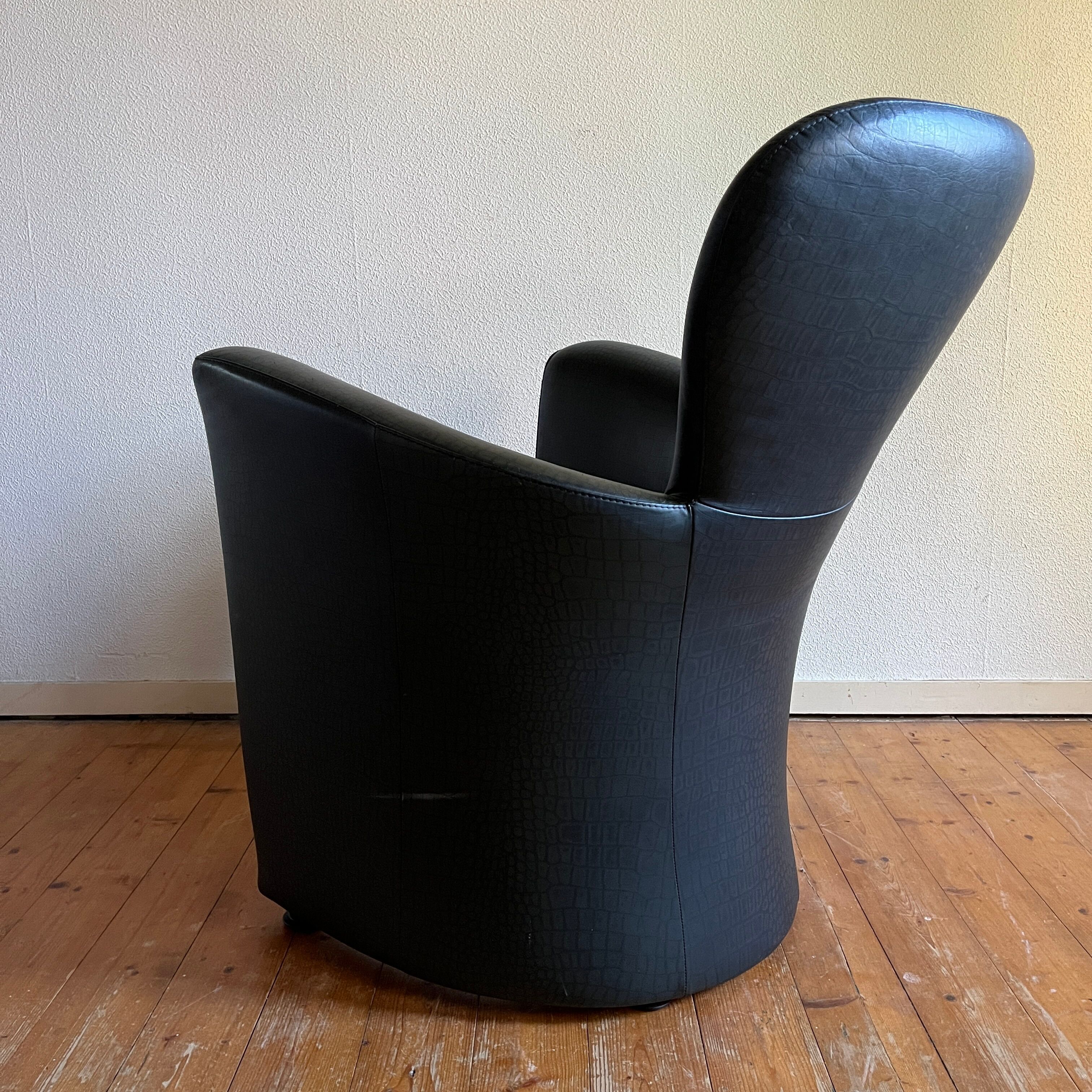 Dutch design easy chair Amphora by Leolux faux leather upholstery