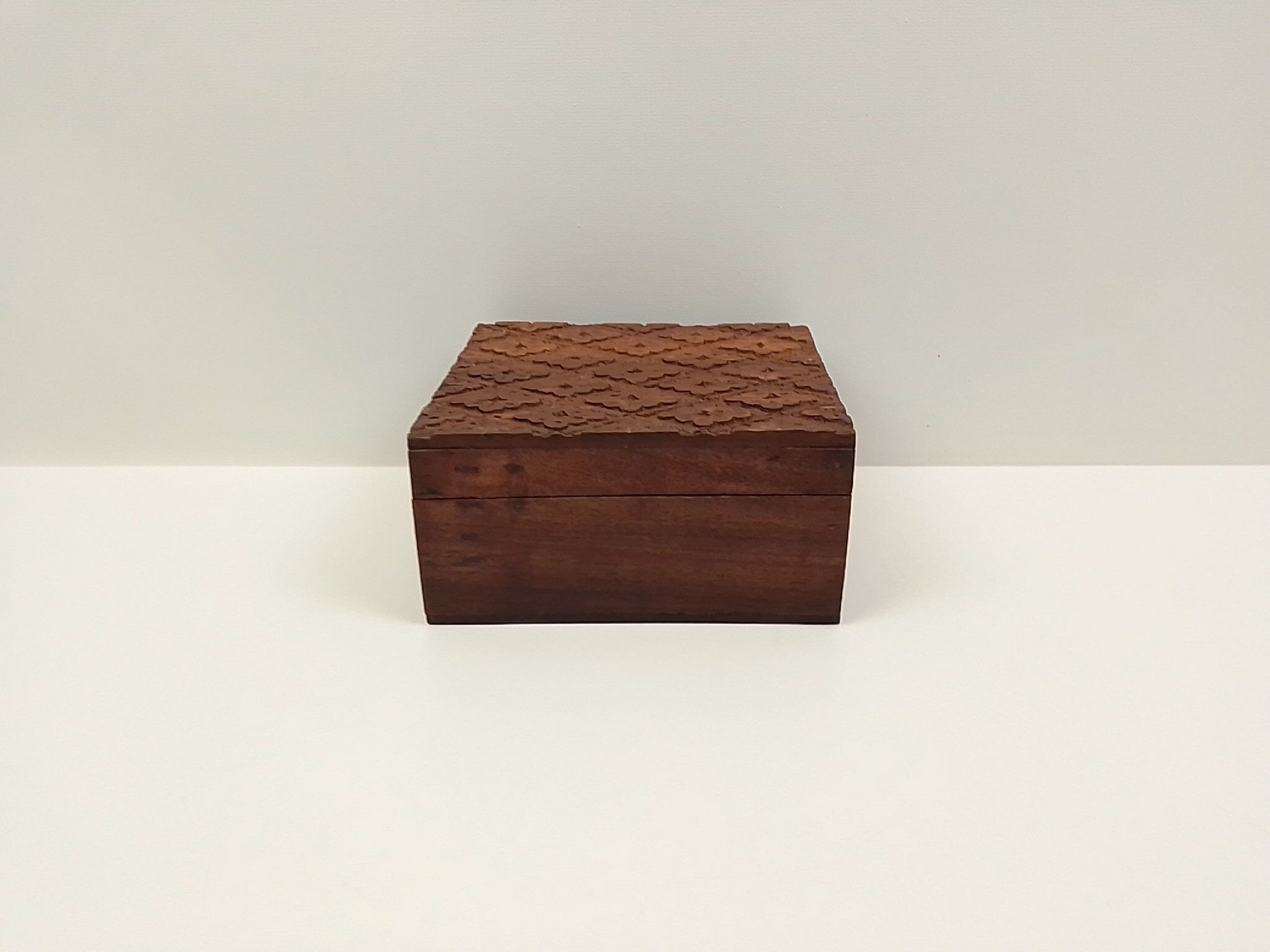 Rectangular wooden box deco in relief 15 cm x 13 cm