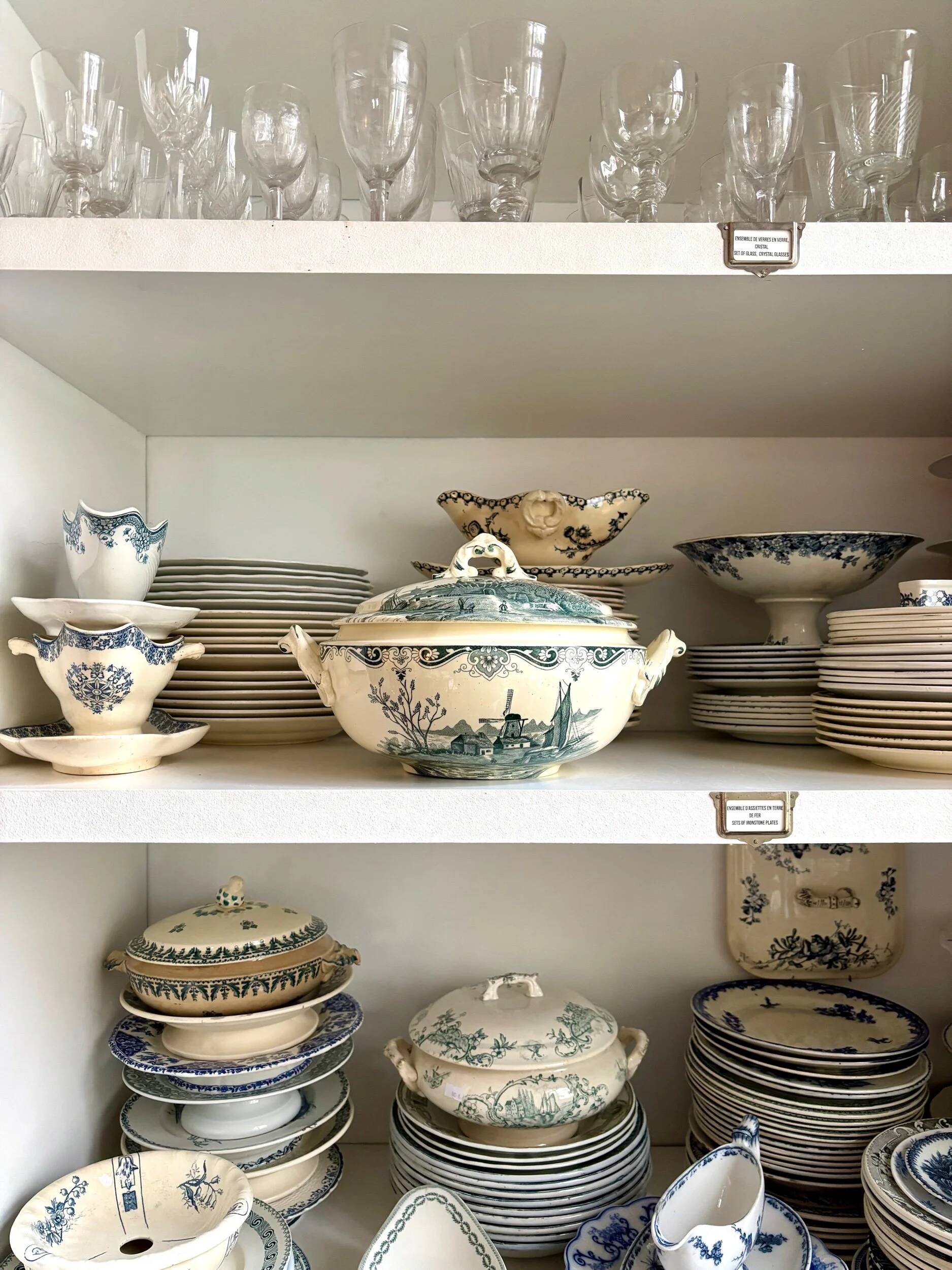 Grande soupière Salins en terre de fer, service "Delft"