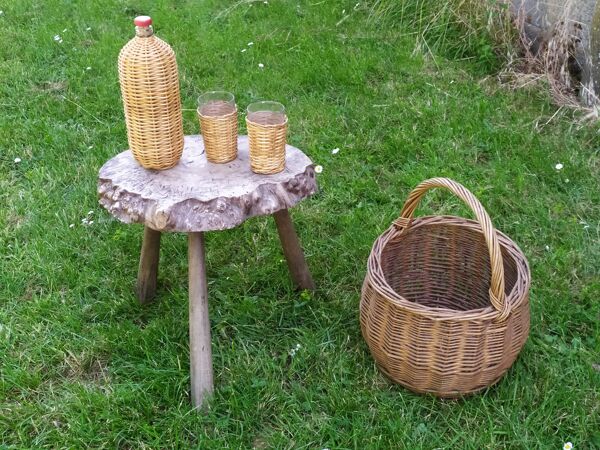 Bouteille et verres en rotin