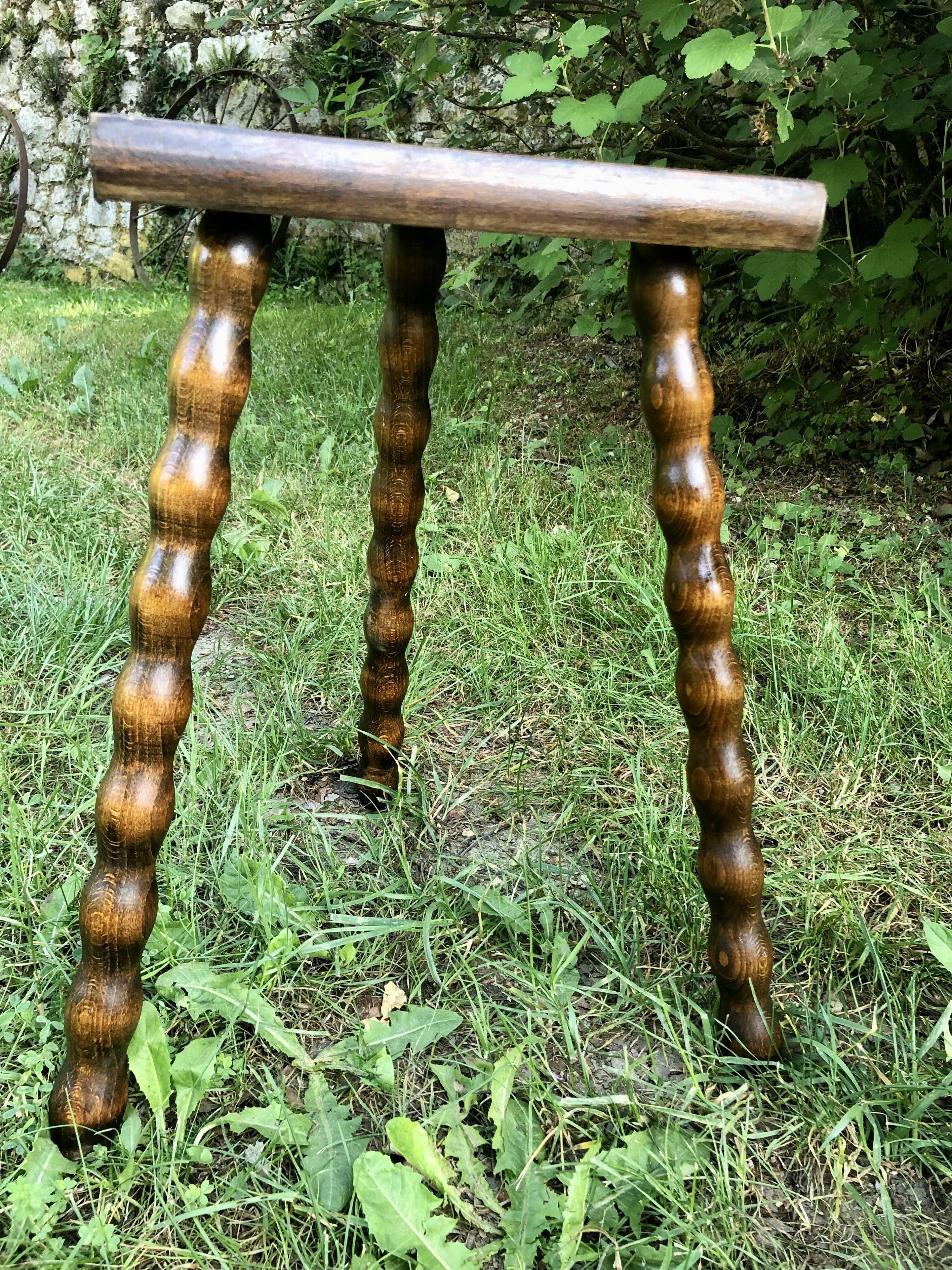 Duo half-moon tripod stools