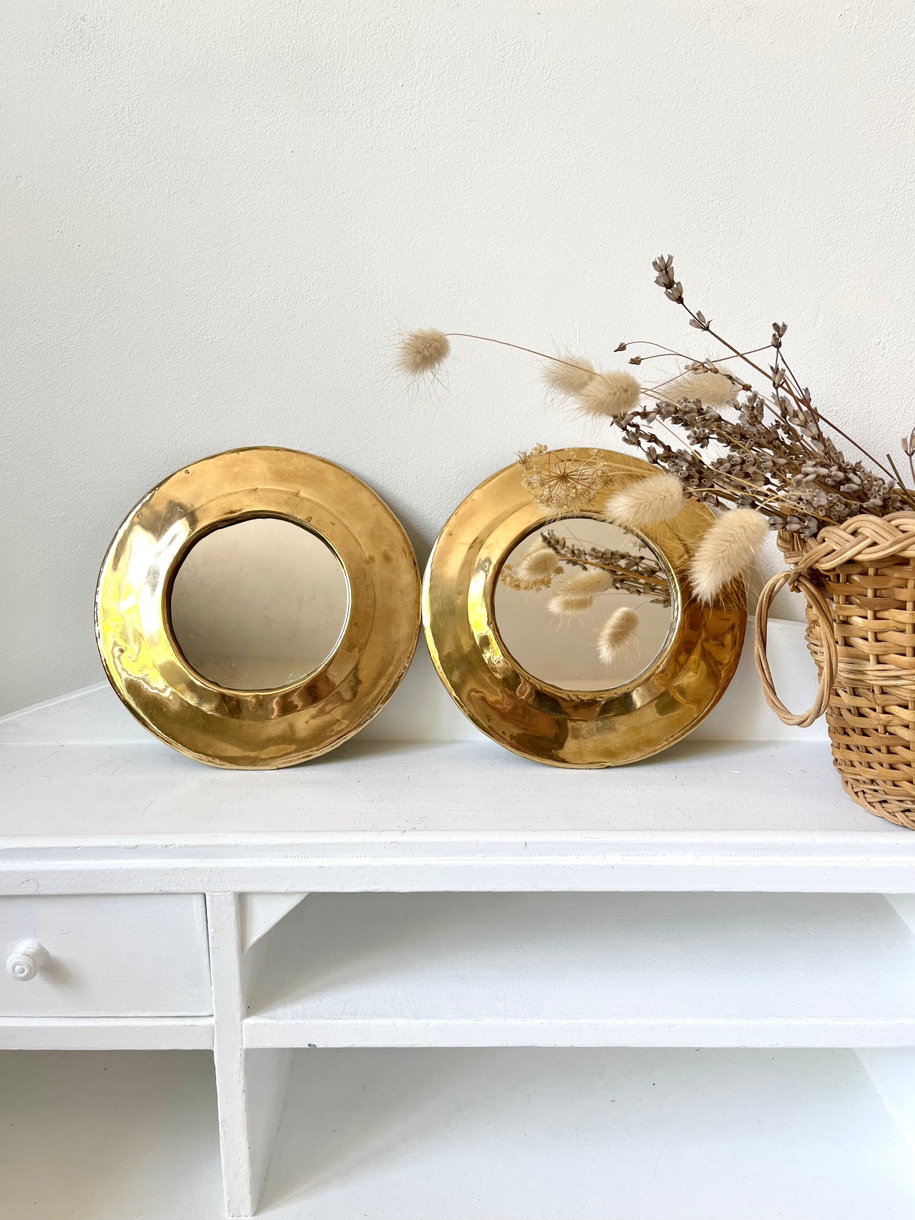 Round mirrors strapping in vintage gilded brass