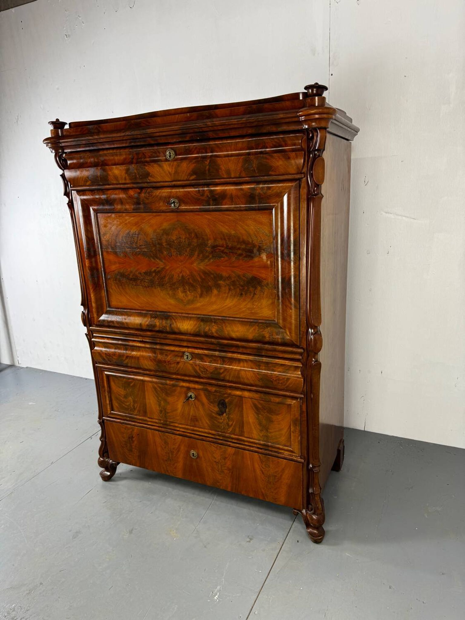 Biedermeier vintage oak and mahogany secretary desk, well-made, 1860.