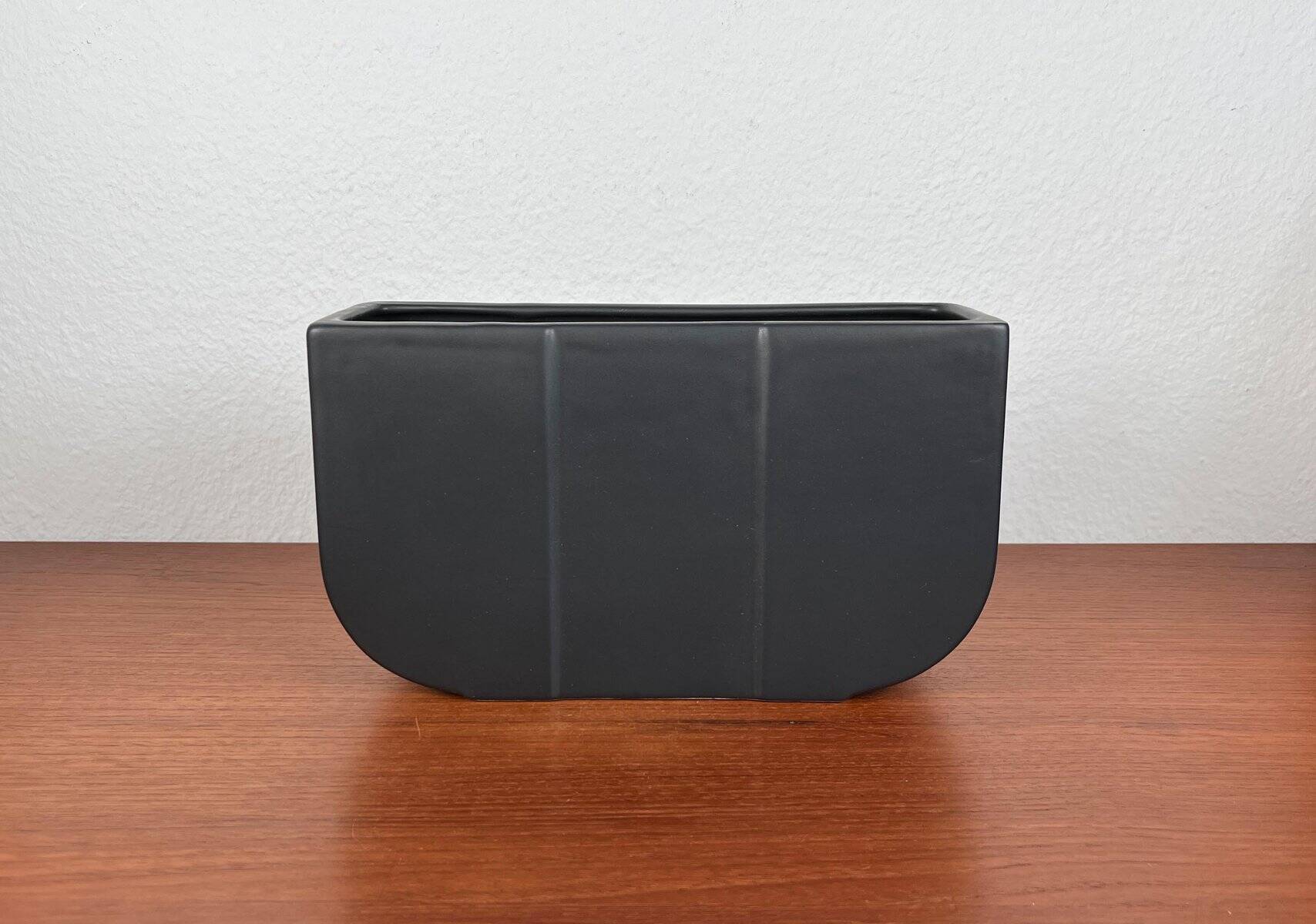 Postmodern minimalist ceramic vase from the Asa collection, 1980s.
