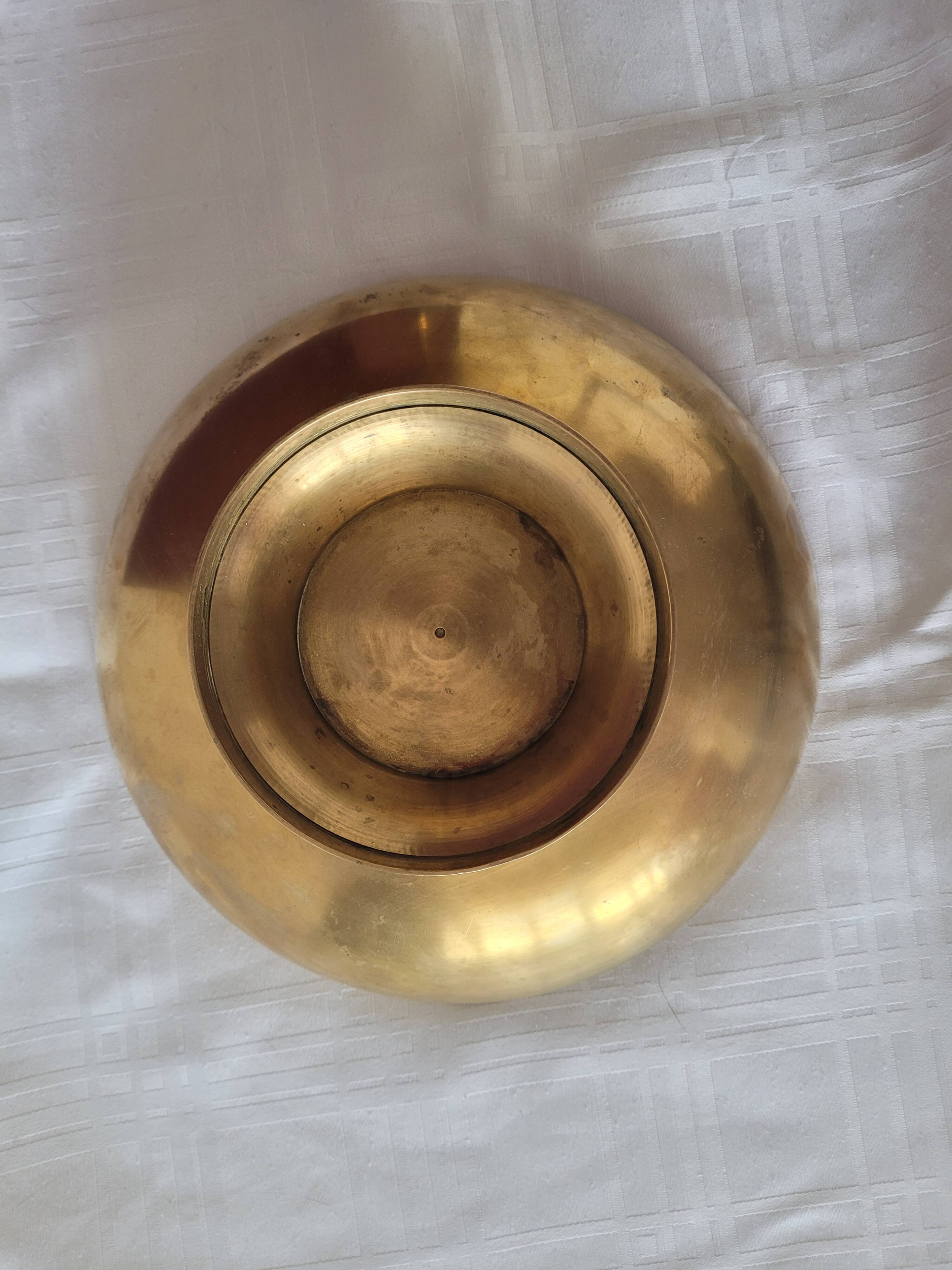 Bowl or decorative dish in engraved brass.