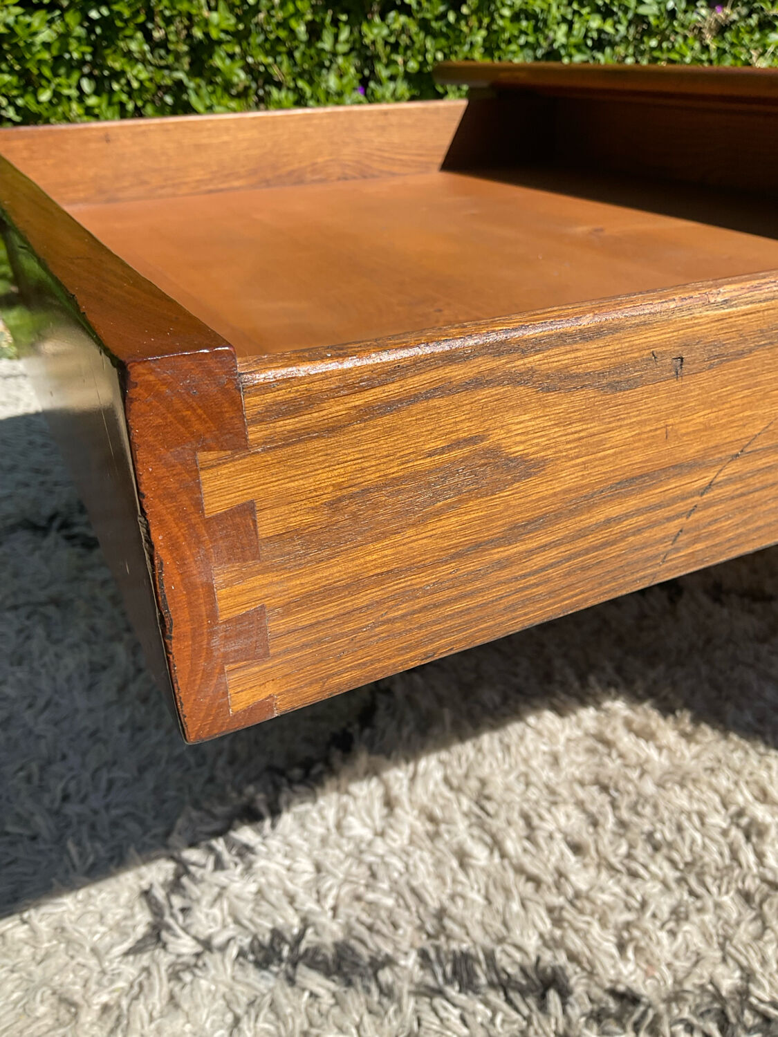 Tale basse vintage en bois massif et marqueterie de marbre