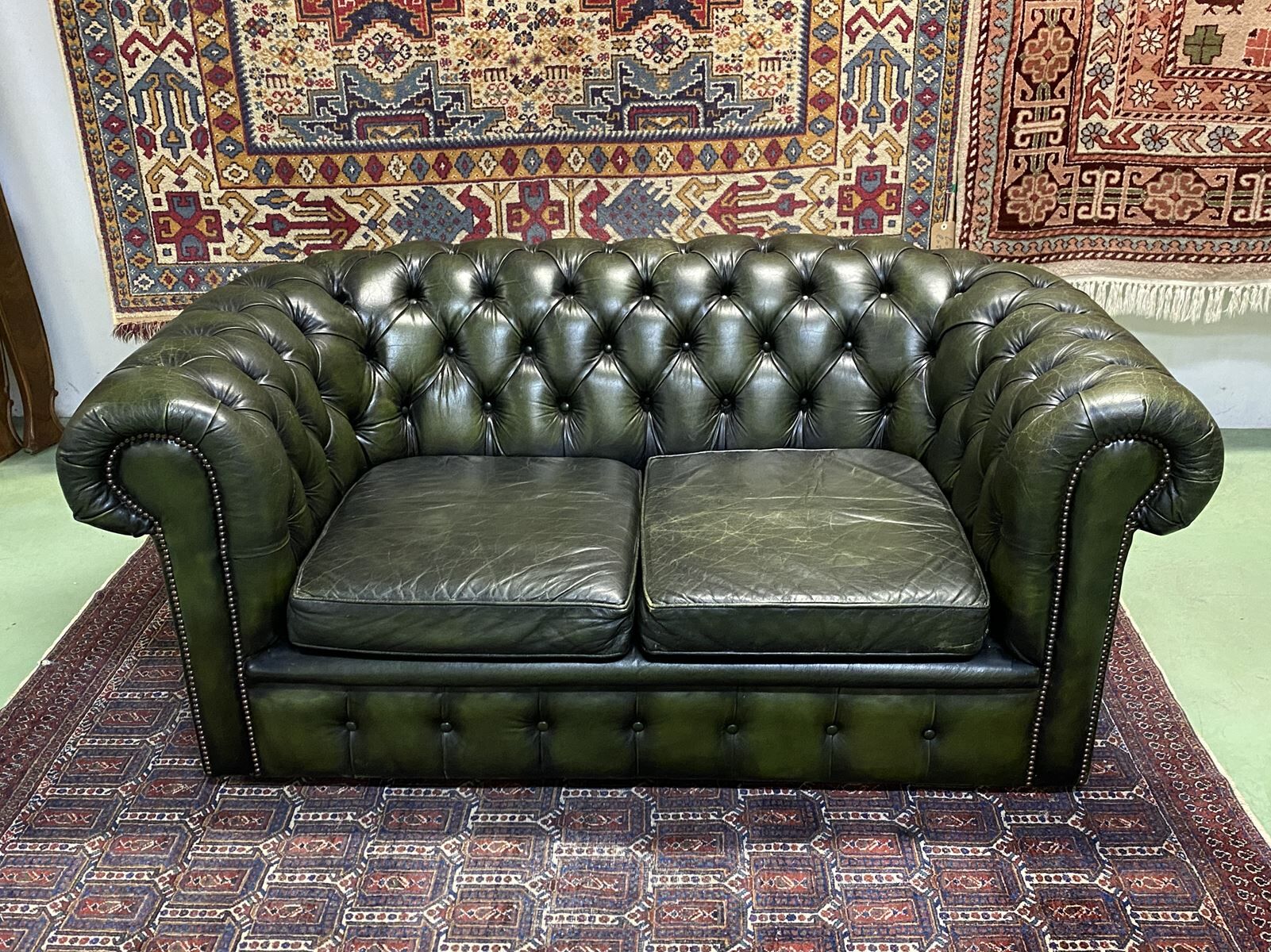 Chesterfield 2-seater green leather sofa from the 1980s