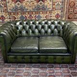 Chesterfield 2-seater green leather sofa from the 1980s
