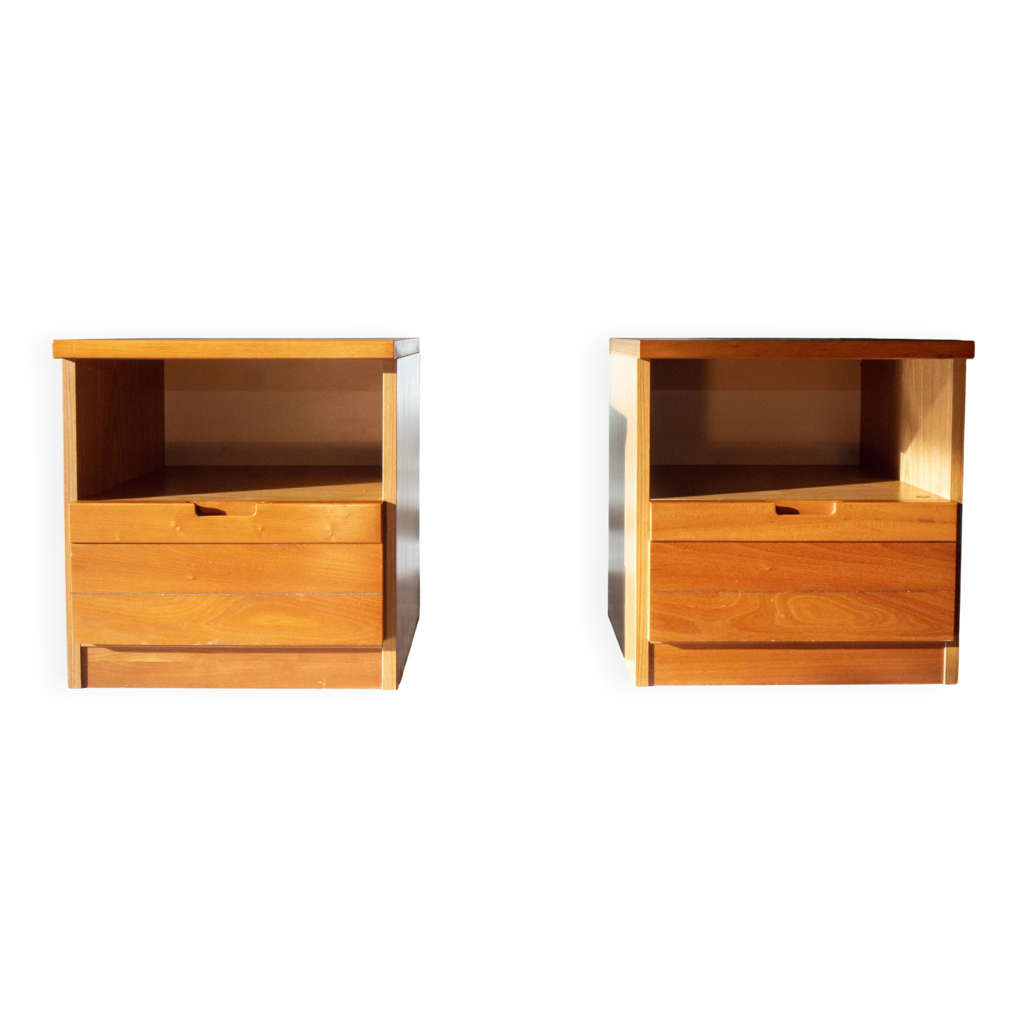Pair of bedside tables in elm from the 1980s, brutalist design, chalet.