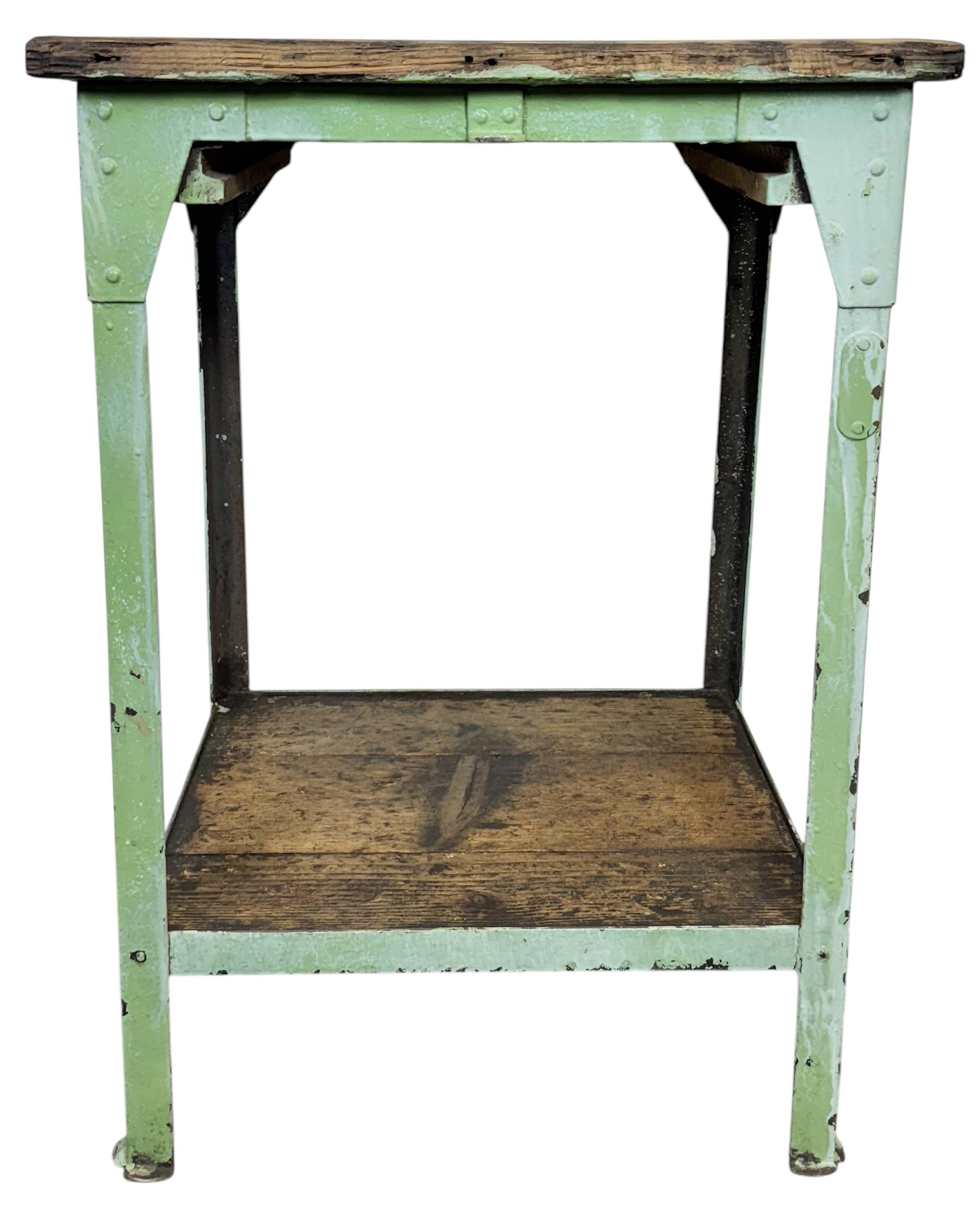Table industrielle en fer vert, années 1950