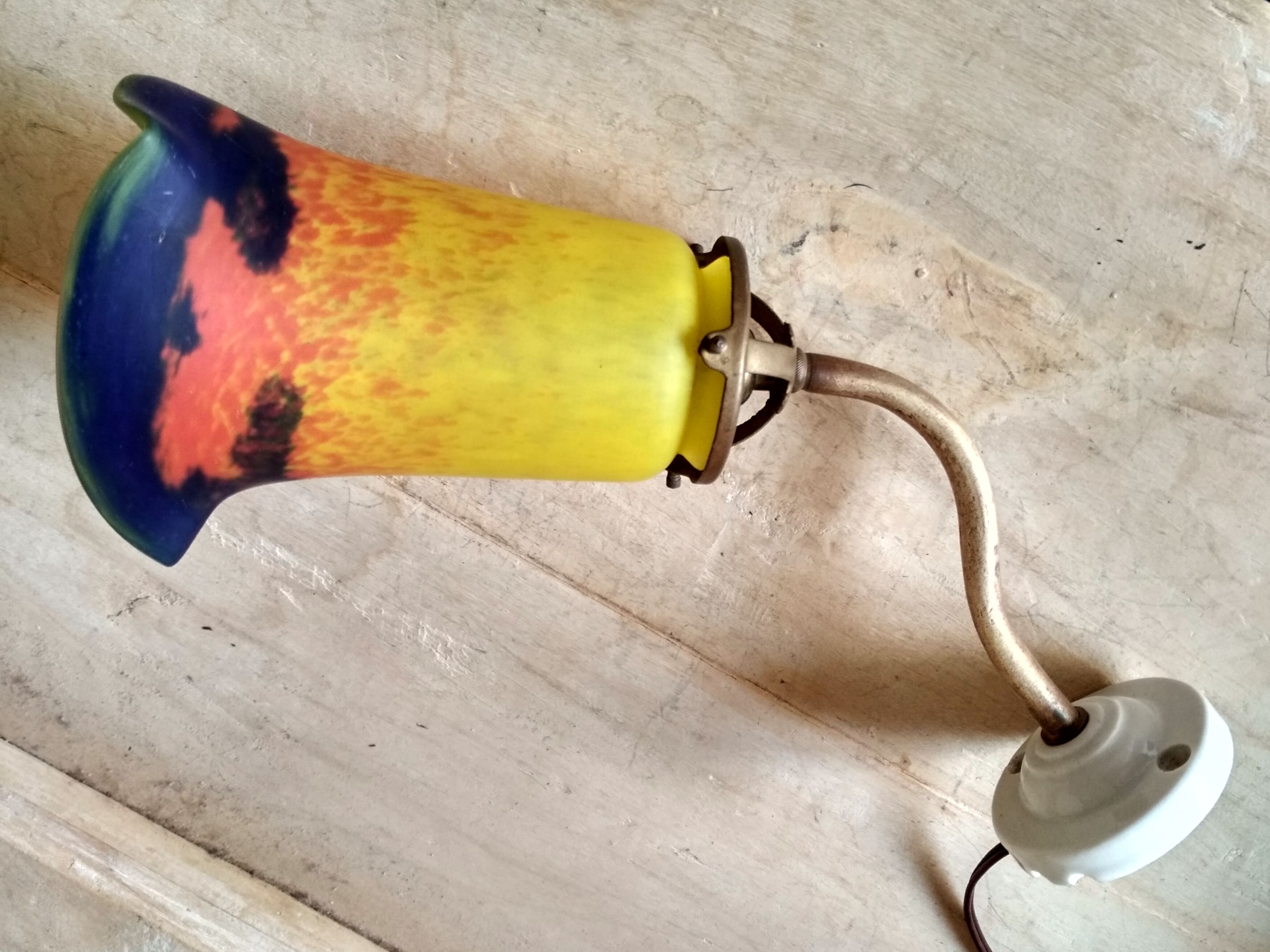Wall light wall wall brass swan collar, porcelain rosette and tulip in colored glass paste