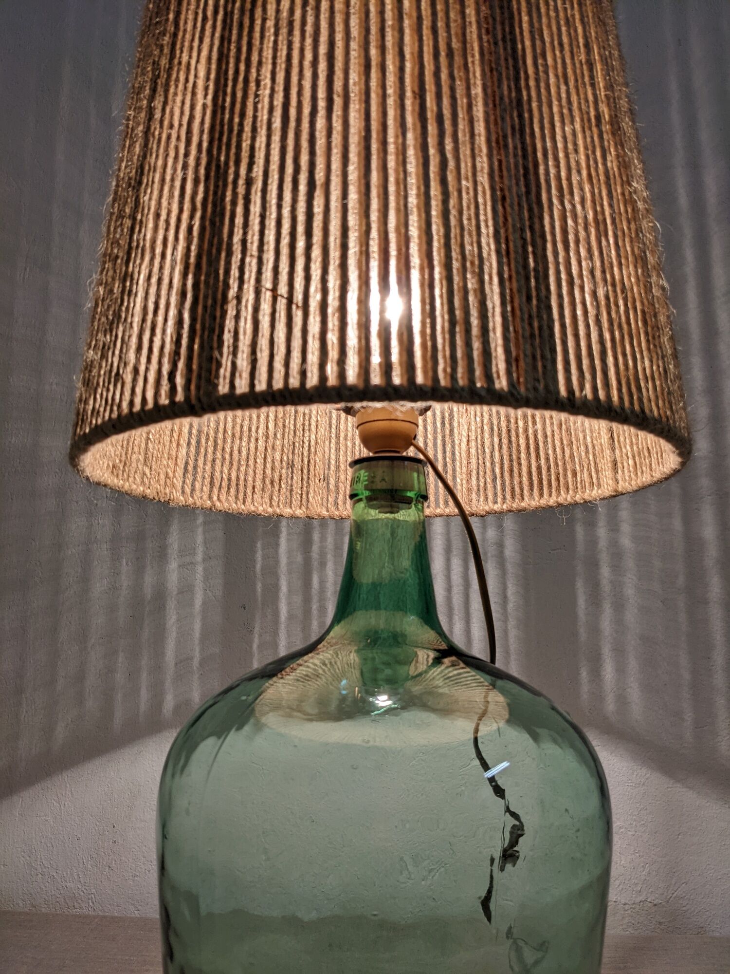 Vintage demijohn lamp in glass and XXL jute rope