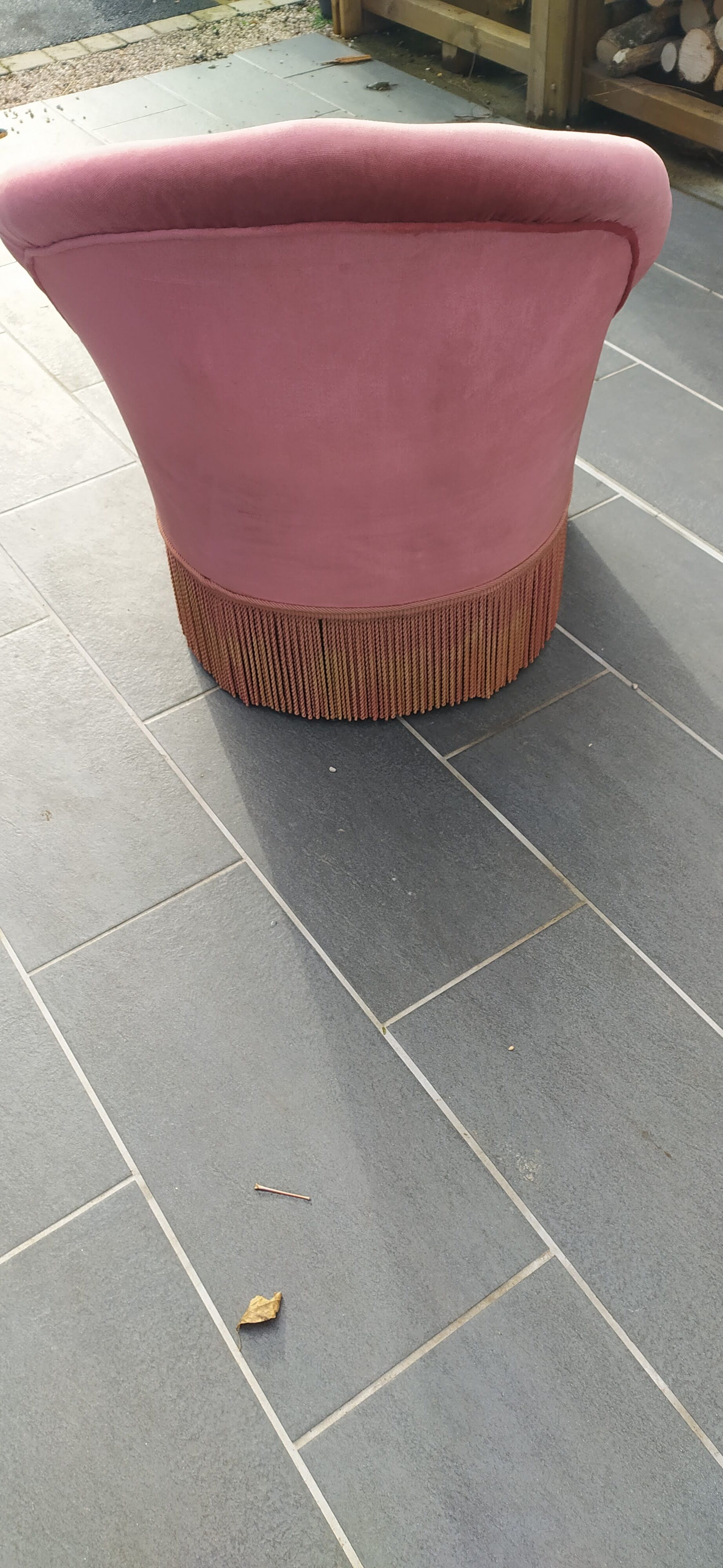 Pink velvet toad armchair with fringes