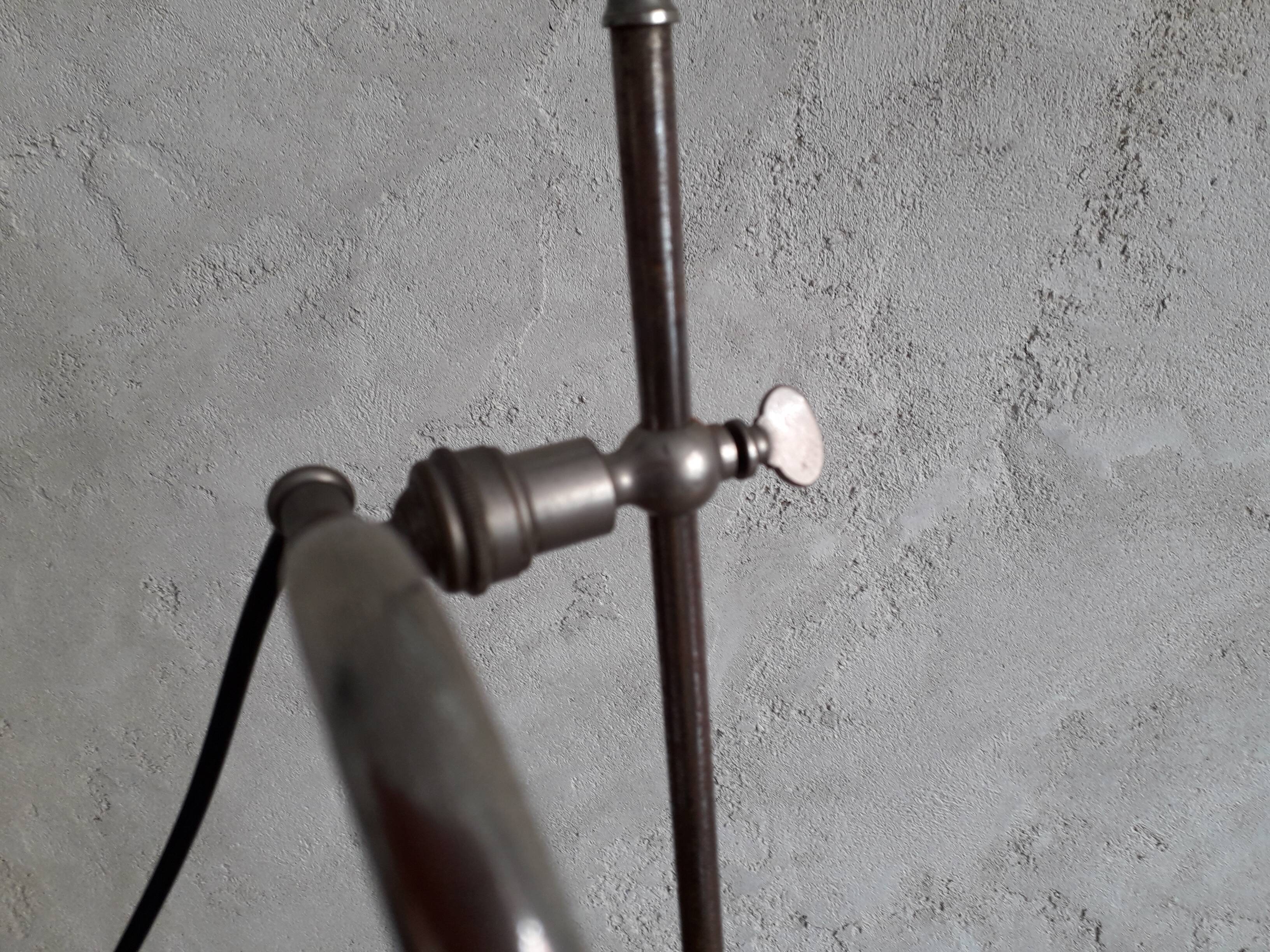 Art deco desk lamp Caye, tulip in glass paste