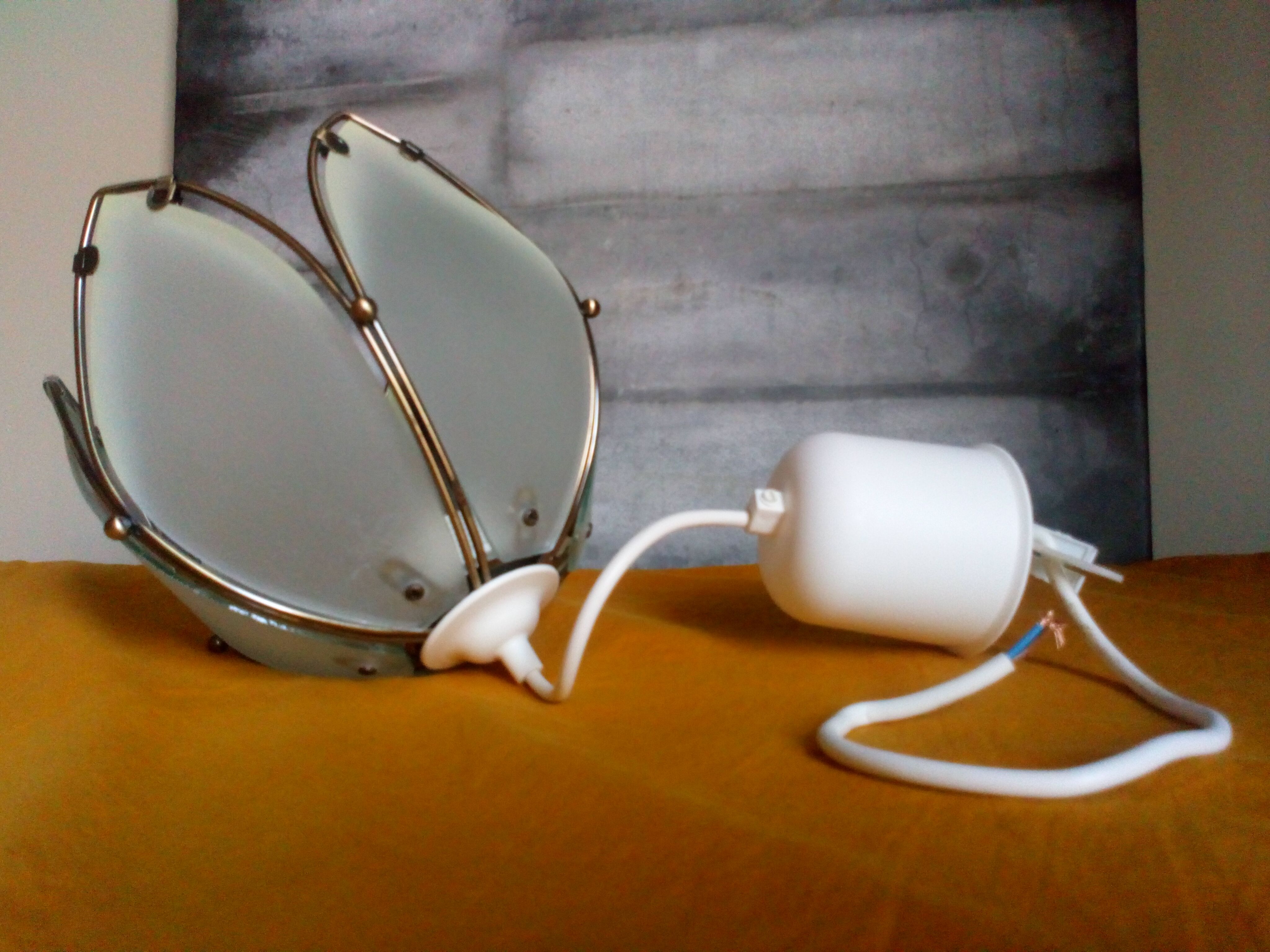 Suspension fleur verre sablé et laiton vintage
