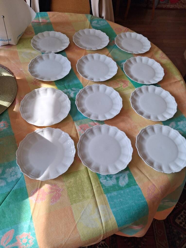12 dessert plates in Limoges porcelain by Maison Giraud